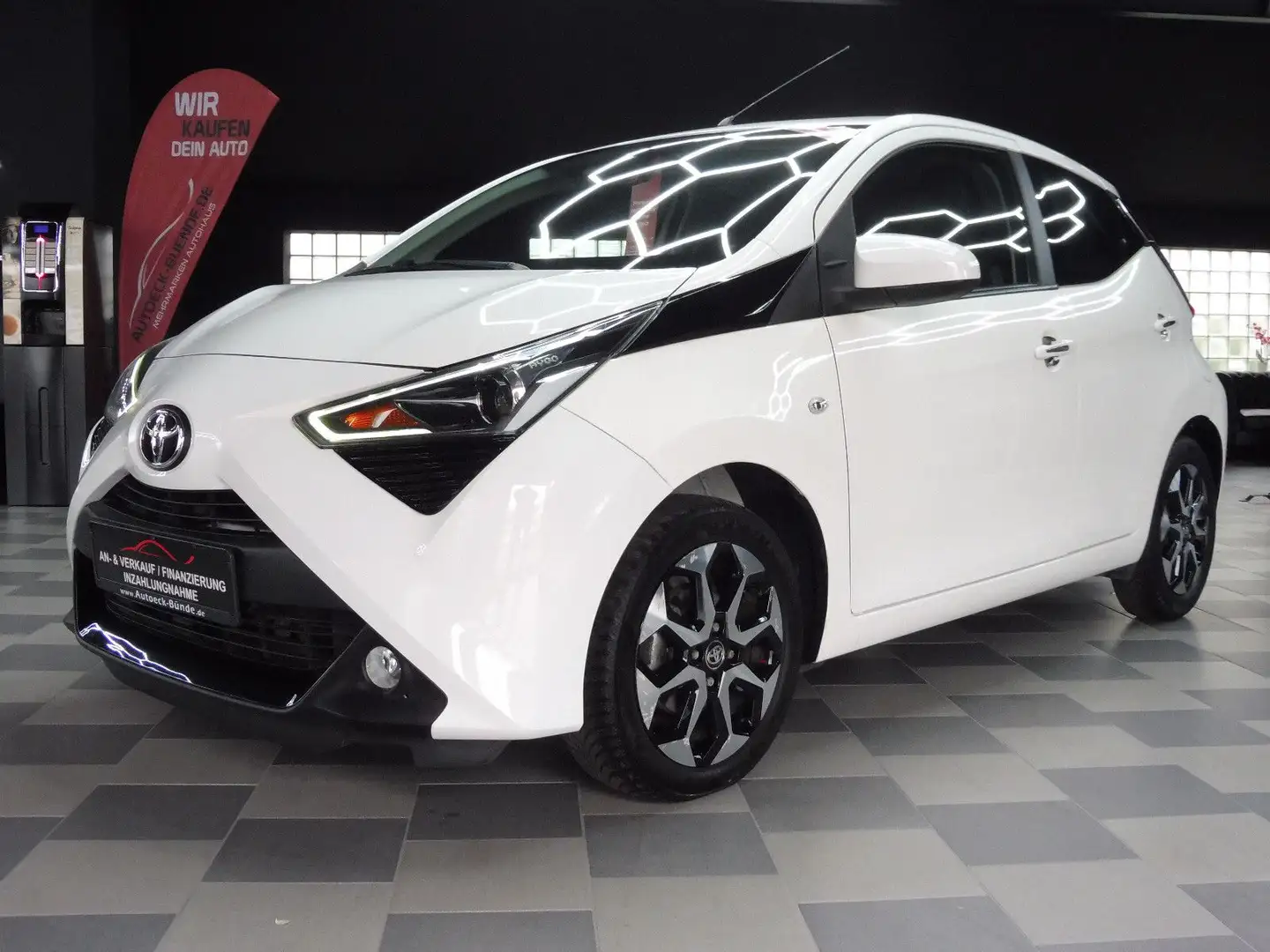 Toyota Aygo 1.0-VVT-i X-Play Connect Automatik/Kamera Білий - 2