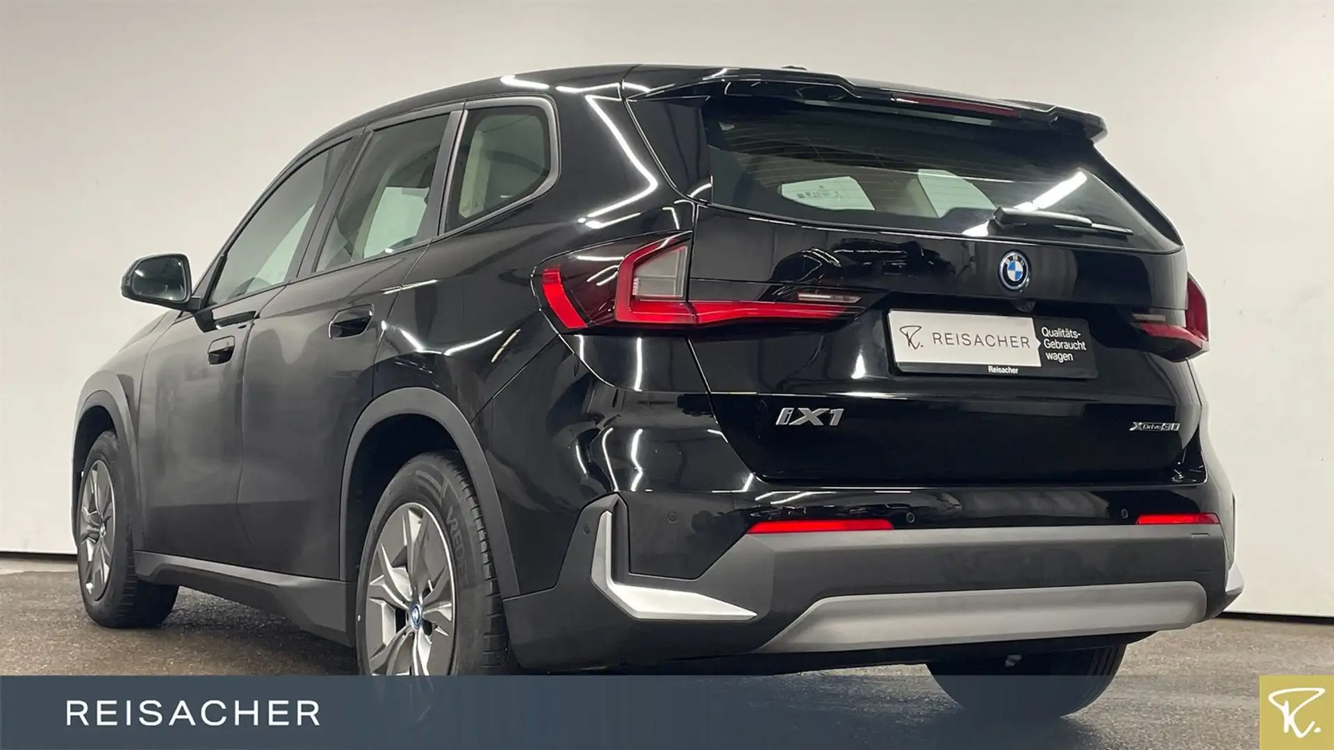 BMW iX1 IX1 A XDRIVE30 LCPro HUD 360 SHZ AdaptLED 17" LM Schwarz - 2