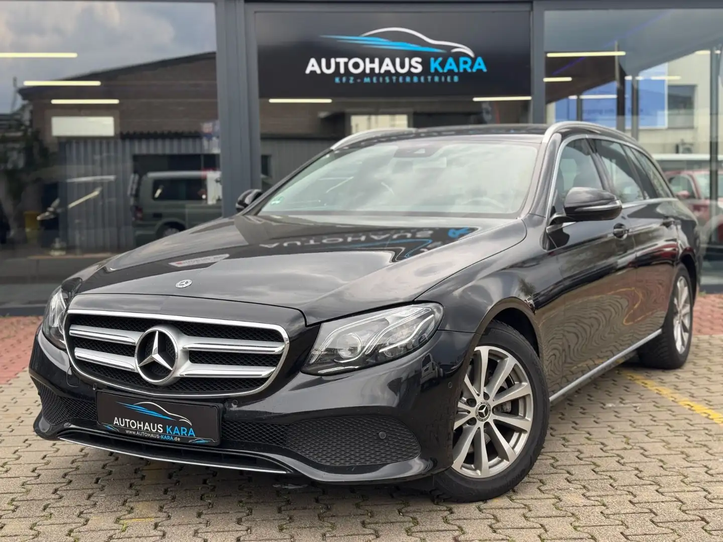 Mercedes-Benz E 220 d 4Matic Multibeam LED Schwarz - 1