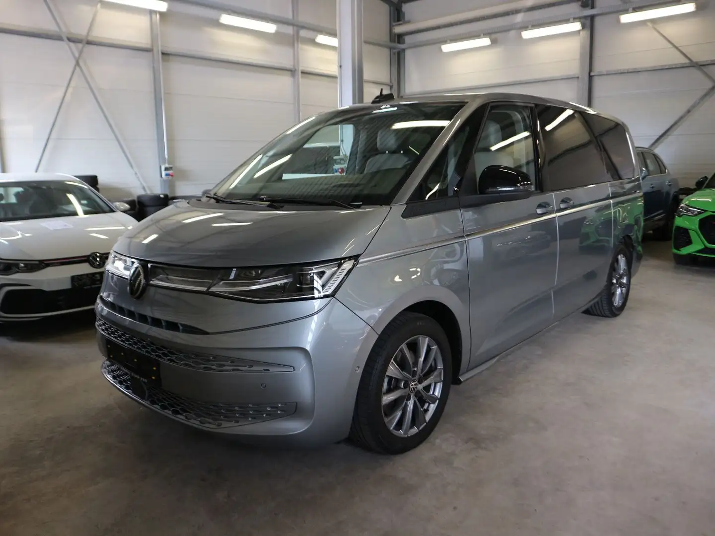 Volkswagen T7 Multivan Style LR DSG AHK HUD IQ-LIGHT Pano Silber - 1