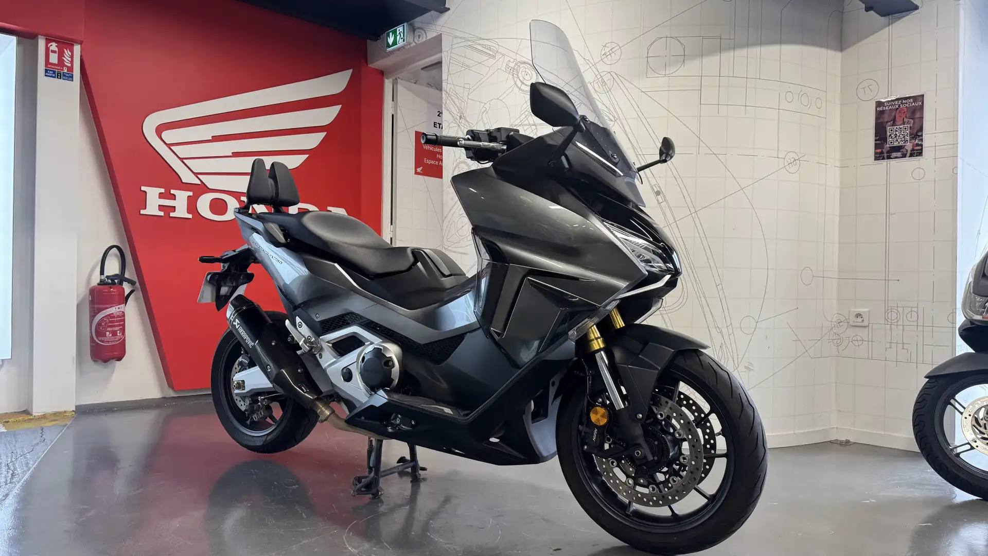 Honda Forza 750 Zwart - 1