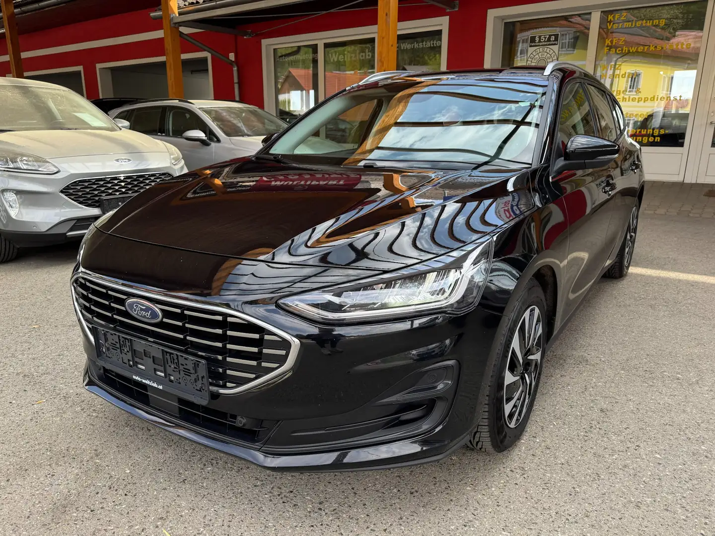 Ford Focus Turnier 1,5 EcoBlue Titanium *Automatik* Schwarz - 1