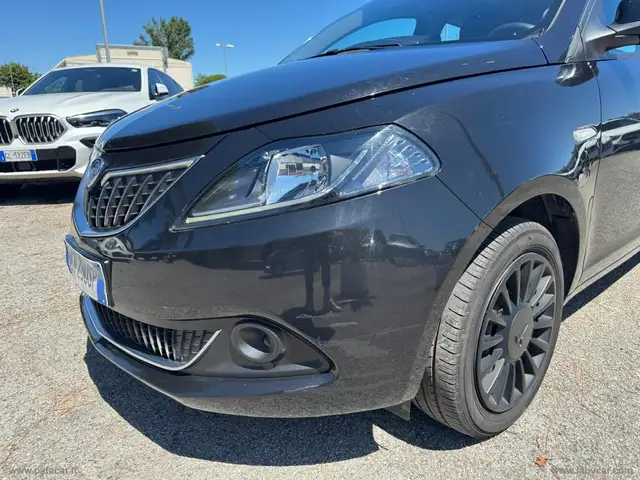 Lancia Ypsilon view 4