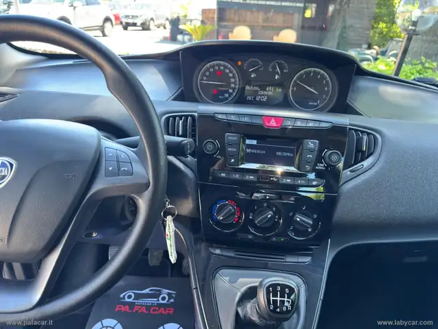 Lancia Ypsilon view 12