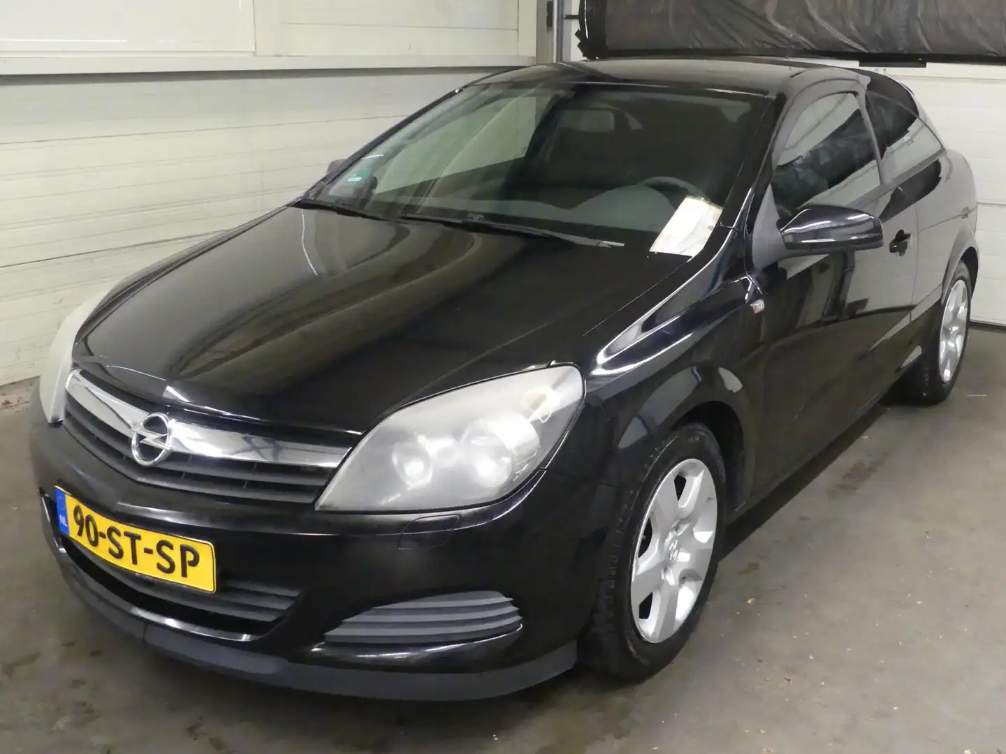 Opel Astra GTC 1.4 Edition - Airco - Mooie auto! Zwart - 1