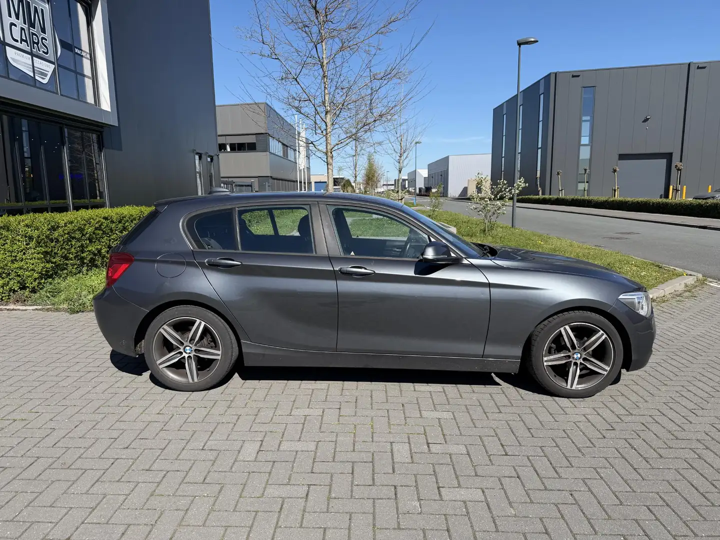BMW 114 1-serie 114i Exec Sportline Gris - 2