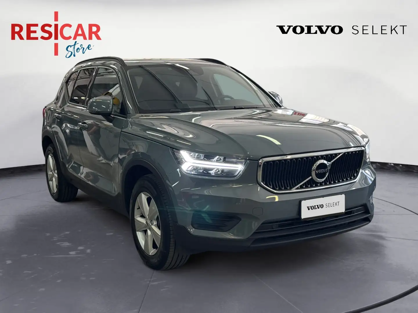 Volvo XC40 1.5 T2 Momentum srebrna - 1