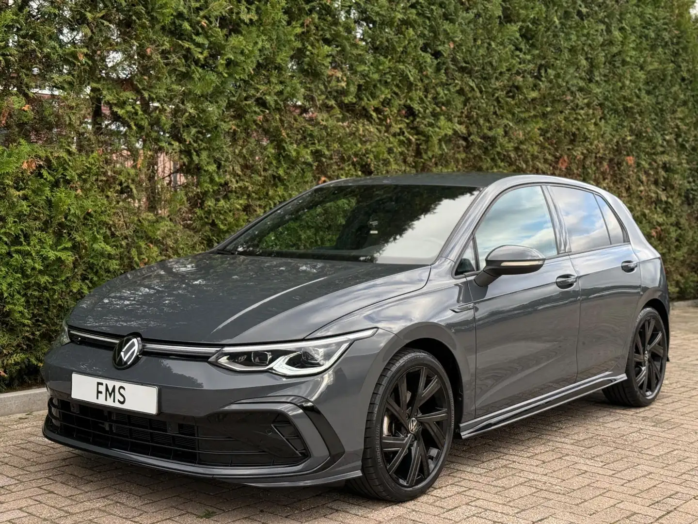 Volkswagen Golf 1.5 eTSI 3x R-Line CarPlay Camera Grau - 1