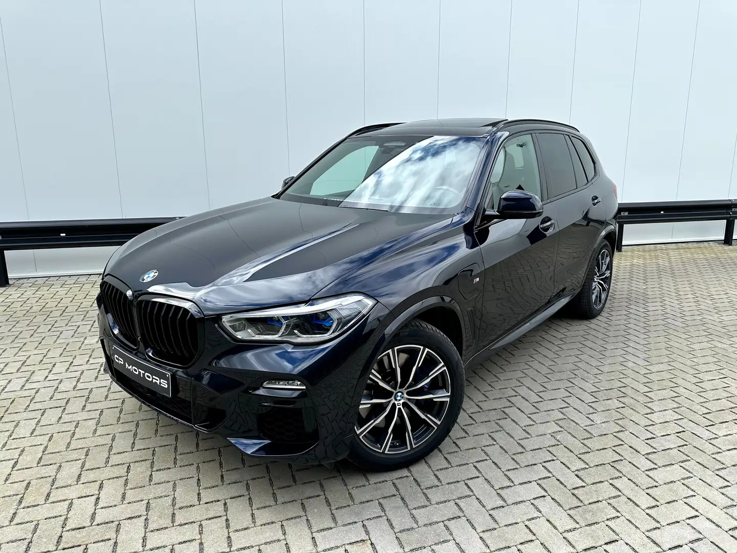 BMW X5 45e | M-PAKKET | LASER | PANO | LUCHTVERING | BTW Zwart - 1
