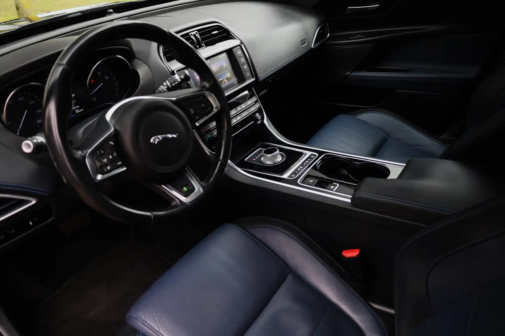 Jaguar XE 2.0 Portfolio Aut.| R-Sport | Panorama | Stoelverw Blauw - 2