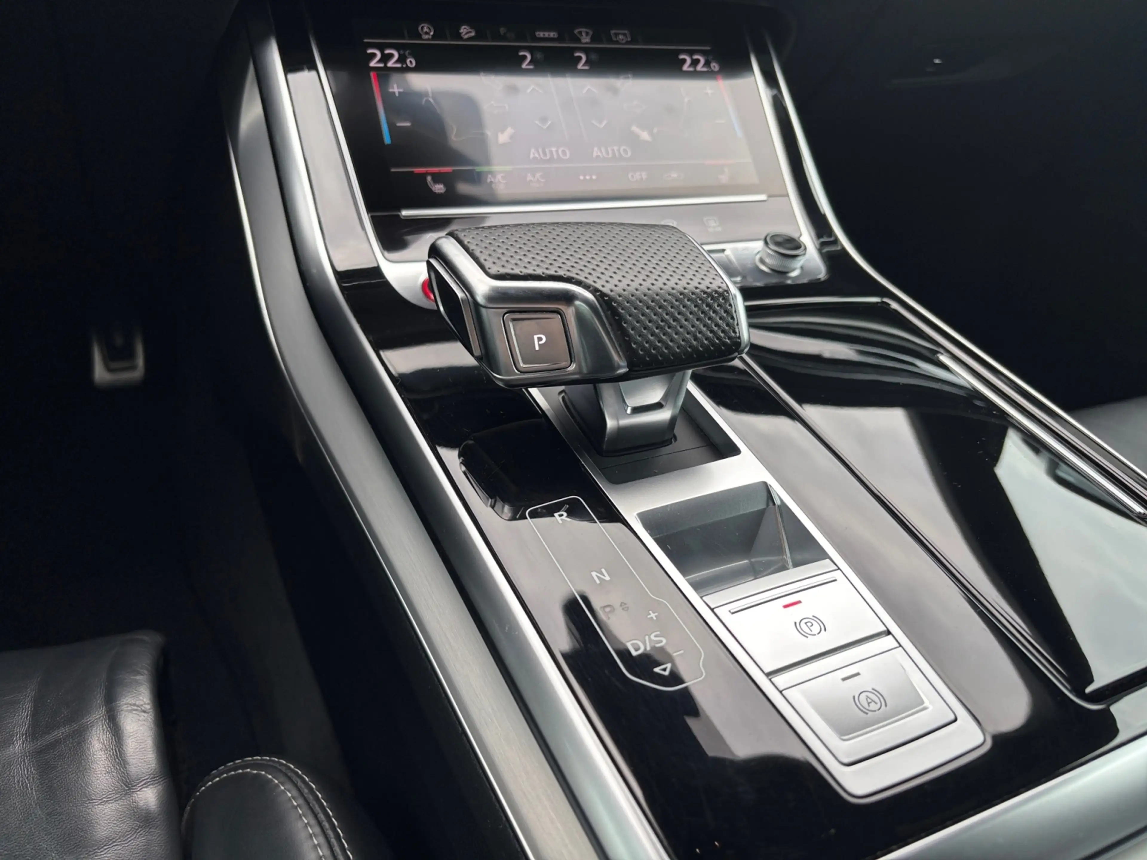 Audi SQ8 4.0 V8 TFSI quattro AHK HUD RFK Matrix-LED Pano — photo 15