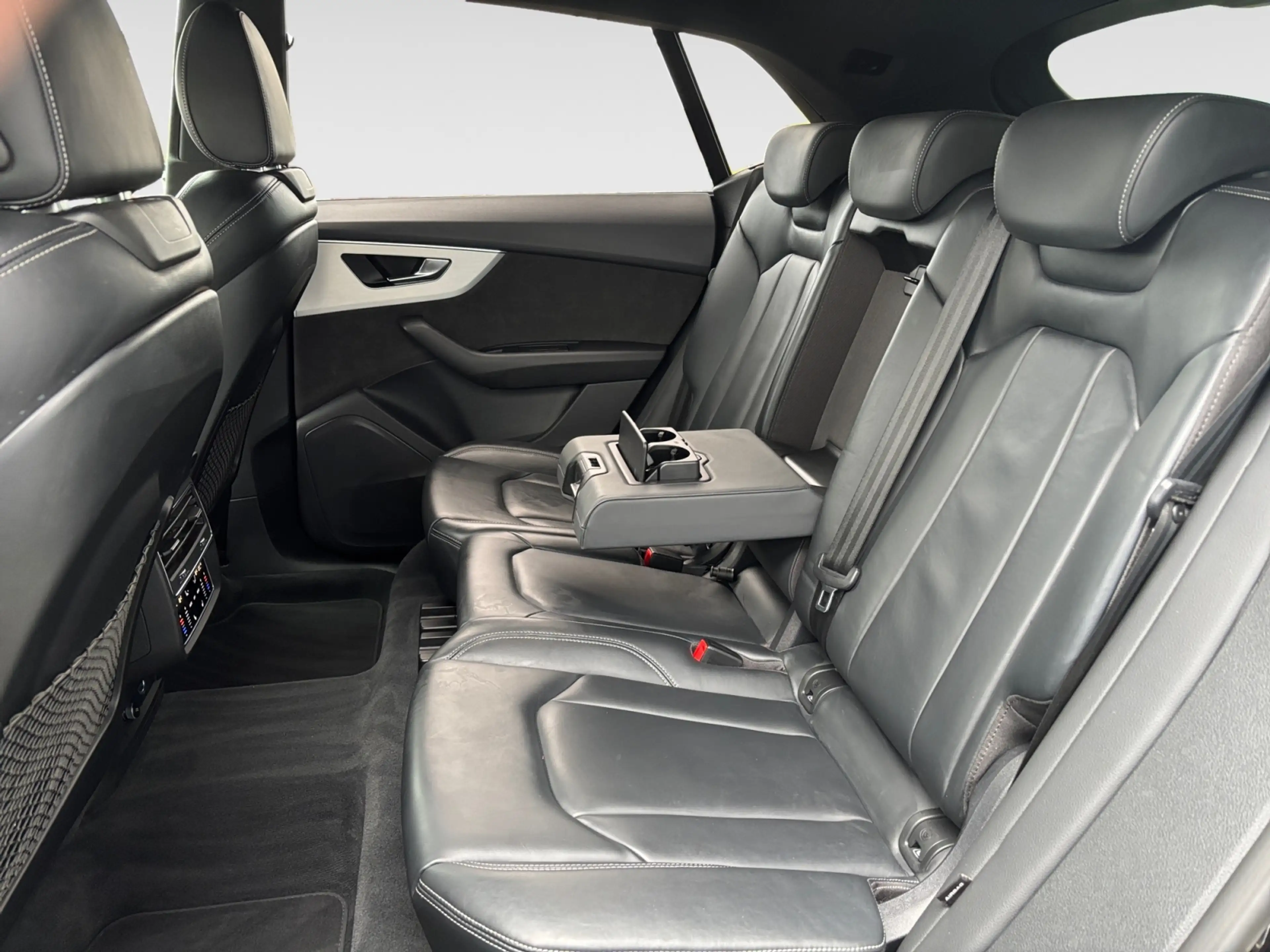 Audi SQ8 4.0 V8 TFSI quattro AHK HUD RFK Matrix-LED Pano — photo 9