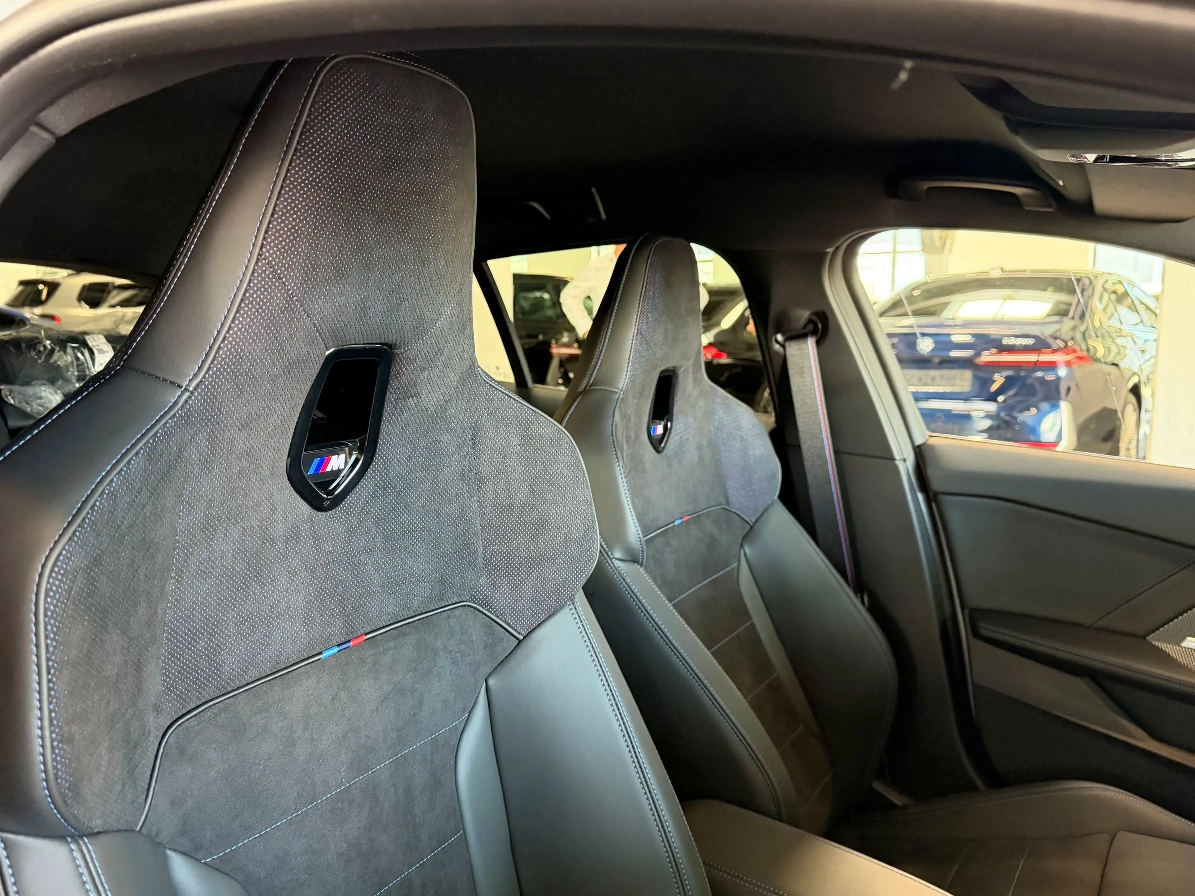 BMW M1 xDrive — photo 7