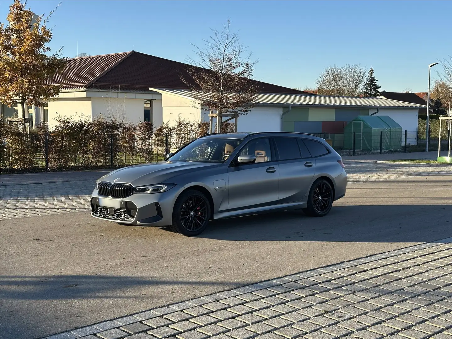 BMW 330 e xDrive Touring M Sport Pro|Head-Up|H/K|Pano|AHK Grau - 1