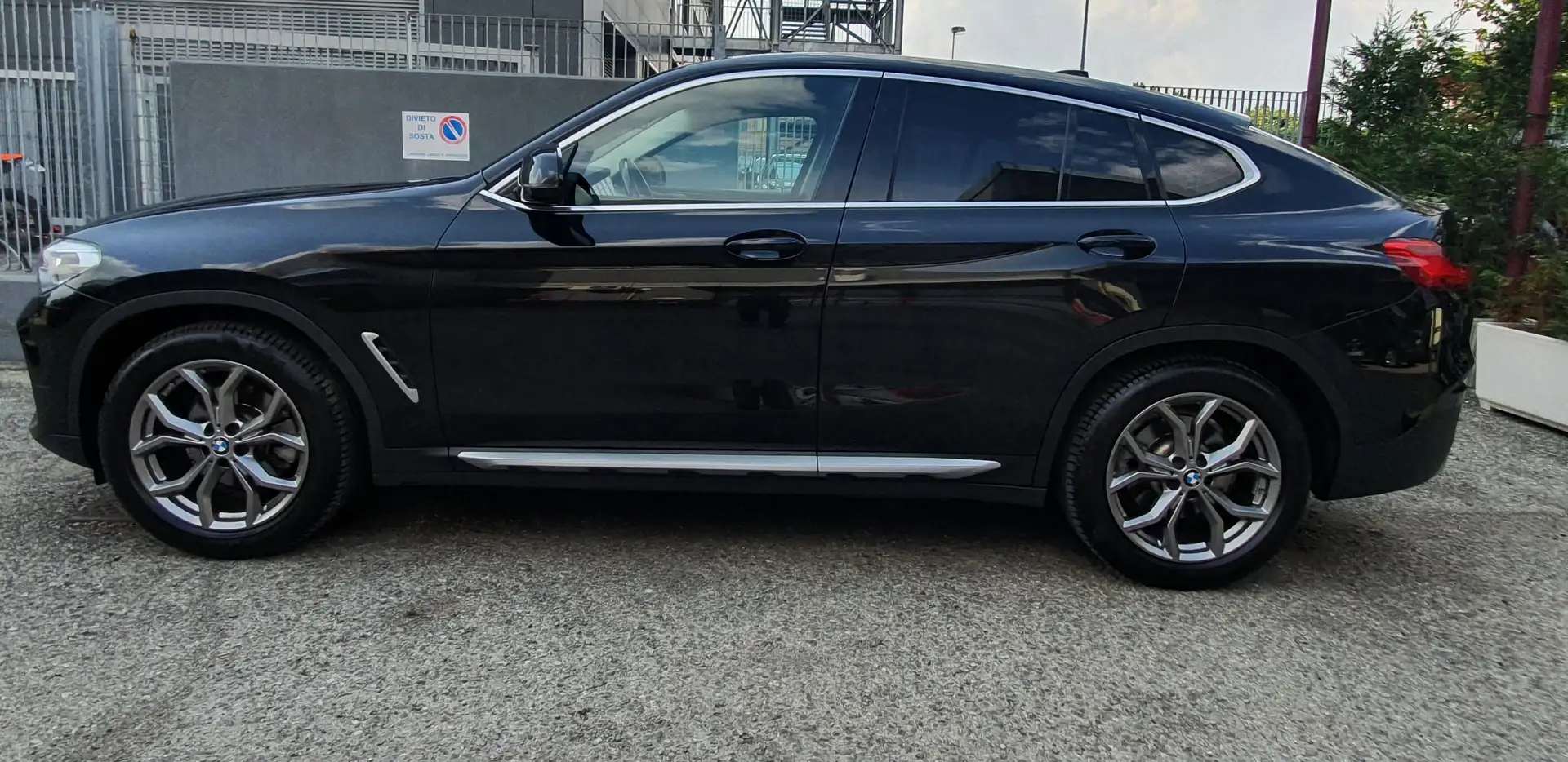 BMW X4 xdrive20d xLine auto Zwart - 2