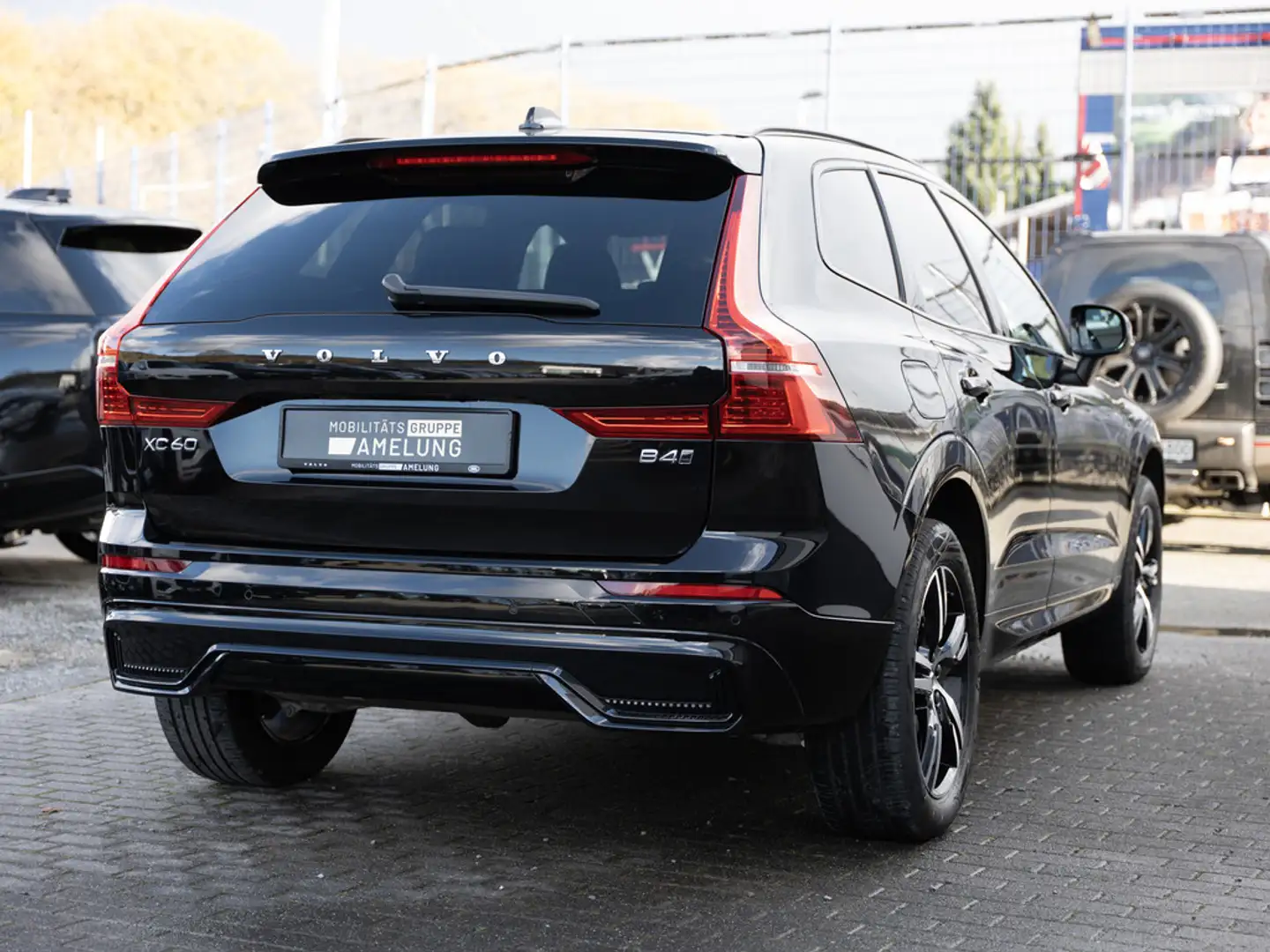 Volvo XC60 B4 R-Design AWD NAVI AHK FACEL. LED PANO Schwarz - 2