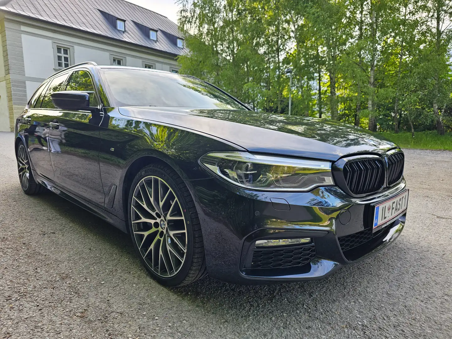 BMW 530 530d xDrive M Paket VOLL ACC Standheizung 20 Zoll Schwarz - 2