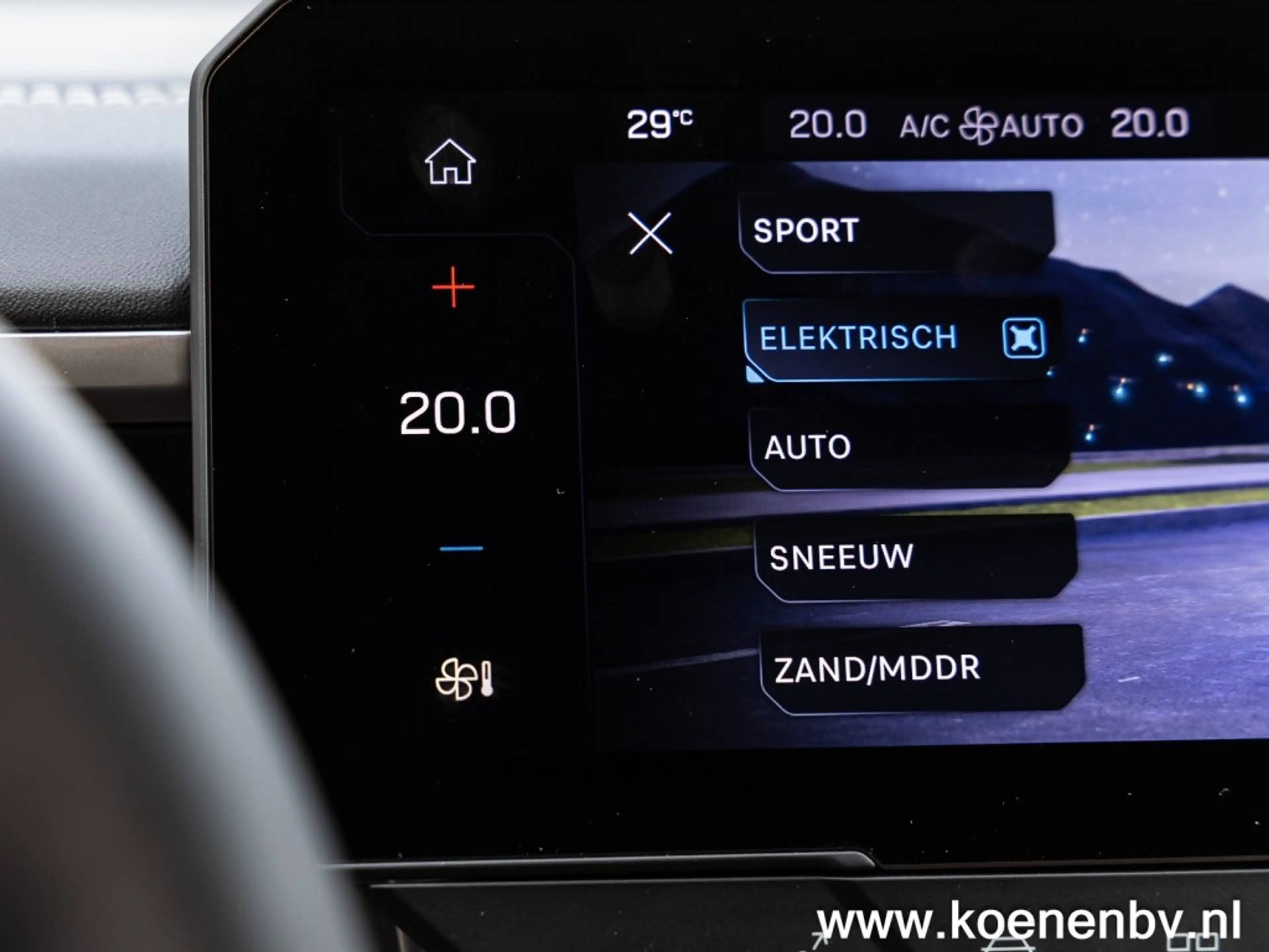 Jeep Compass 1.6 E-H PHEV First Edition PANO / CONVENIENCE PACK — photo 43