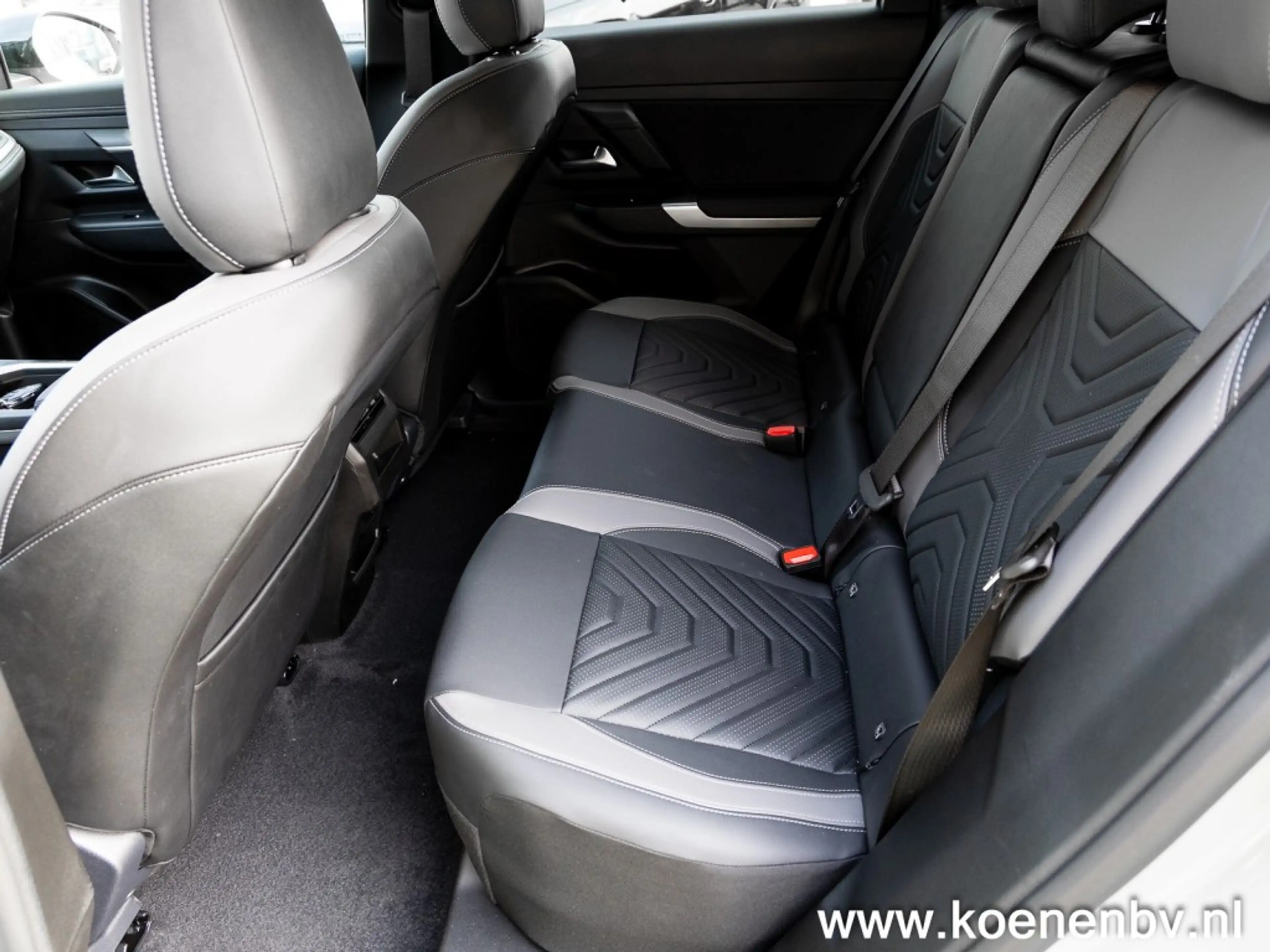 Jeep Compass 1.6 E-H PHEV First Edition PANO / CONVENIENCE PACK — photo 26