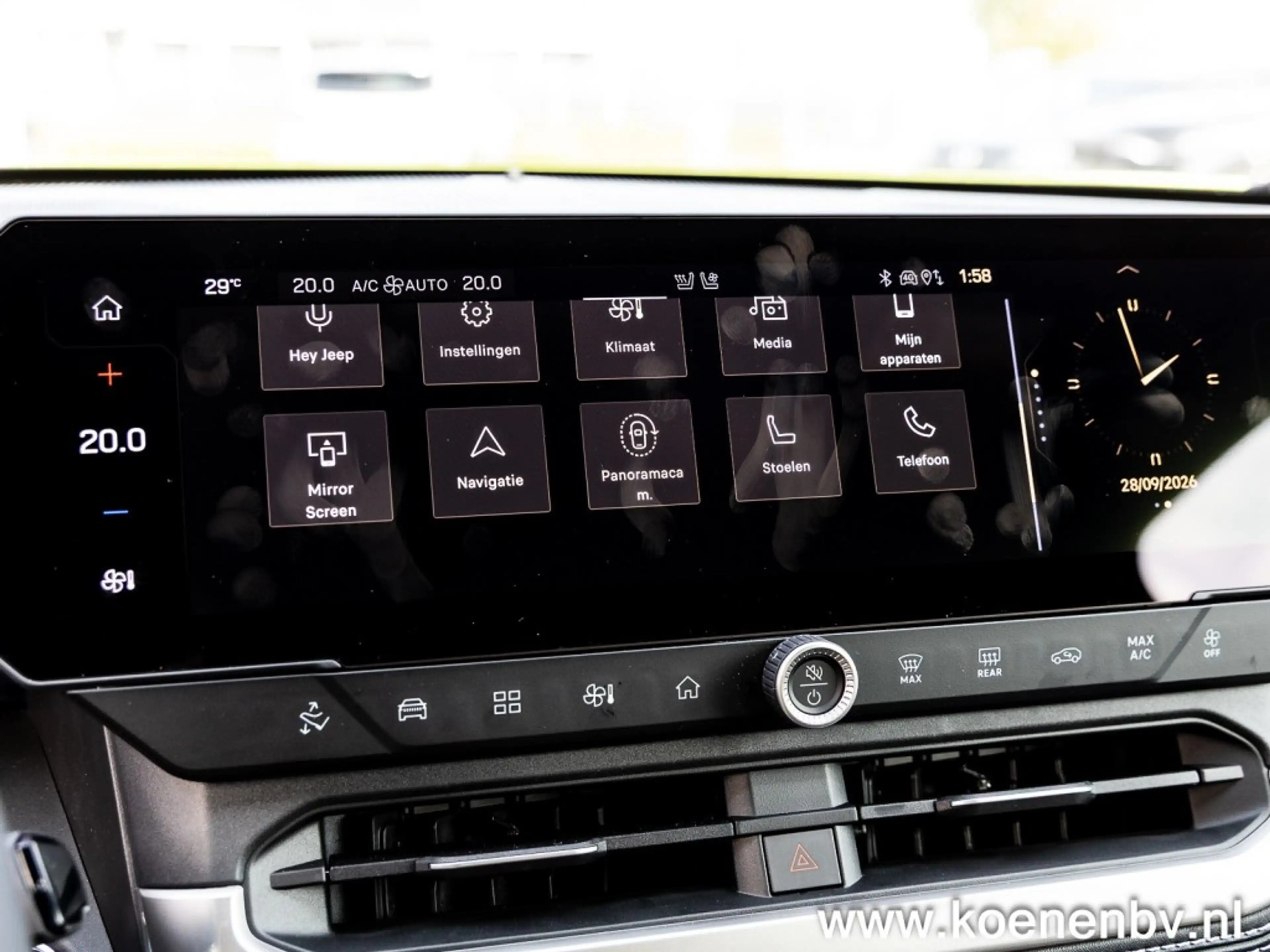 Jeep Compass 1.6 E-H PHEV First Edition PANO / CONVENIENCE PACK — photo 42