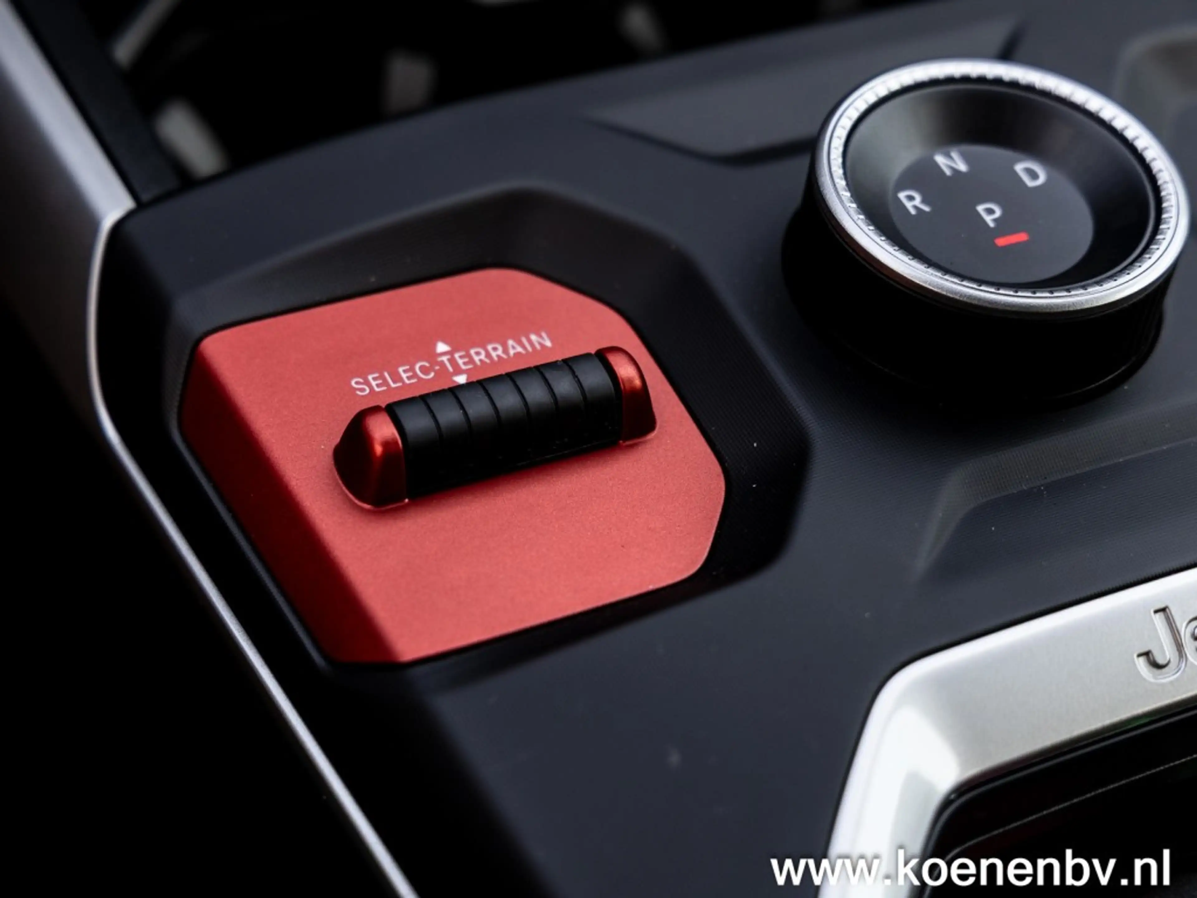 Jeep Compass 1.6 E-H PHEV First Edition PANO / CONVENIENCE PACK — photo 44