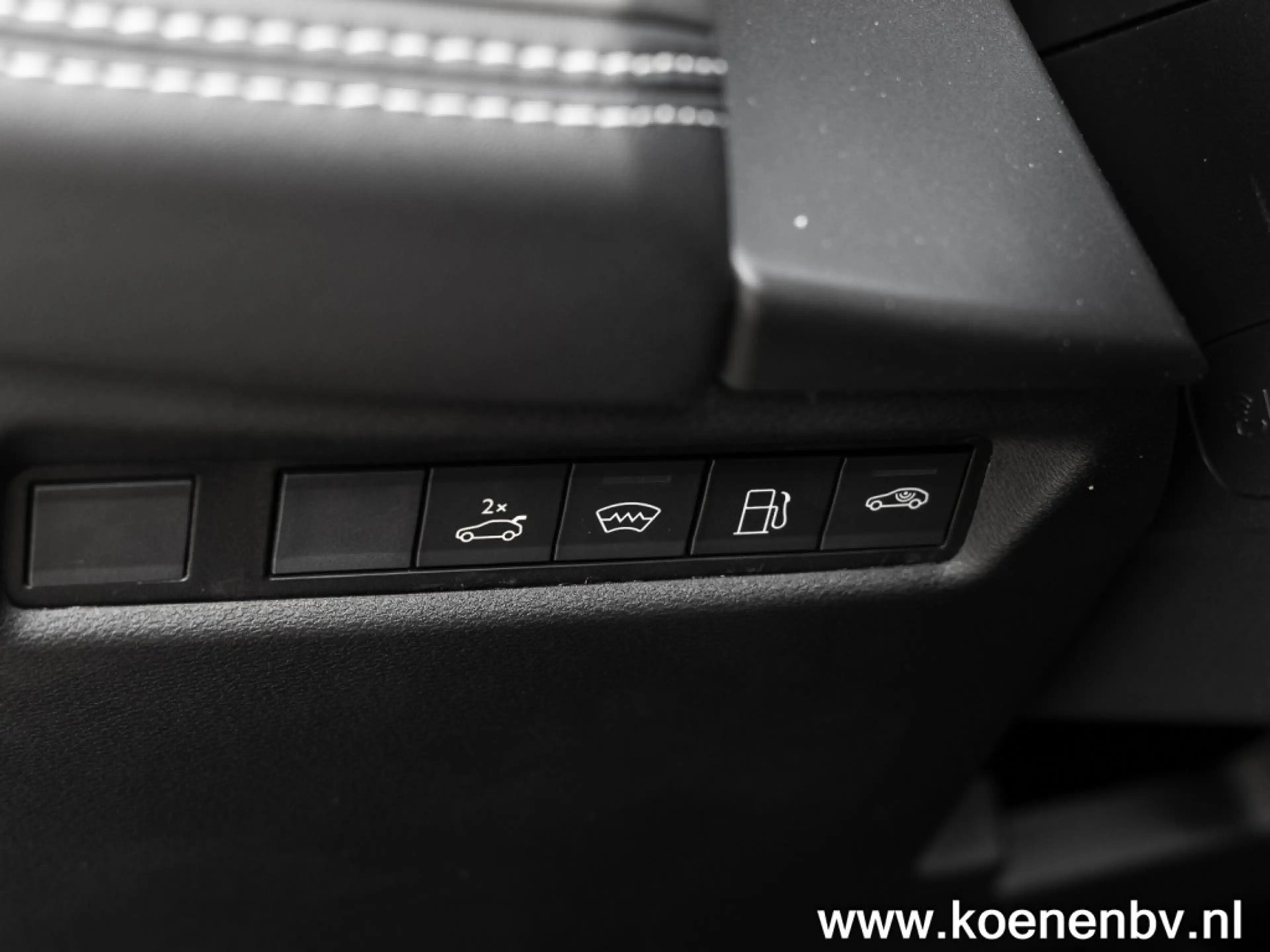 Jeep Compass 1.6 E-H PHEV First Edition PANO / CONVENIENCE PACK — photo 25