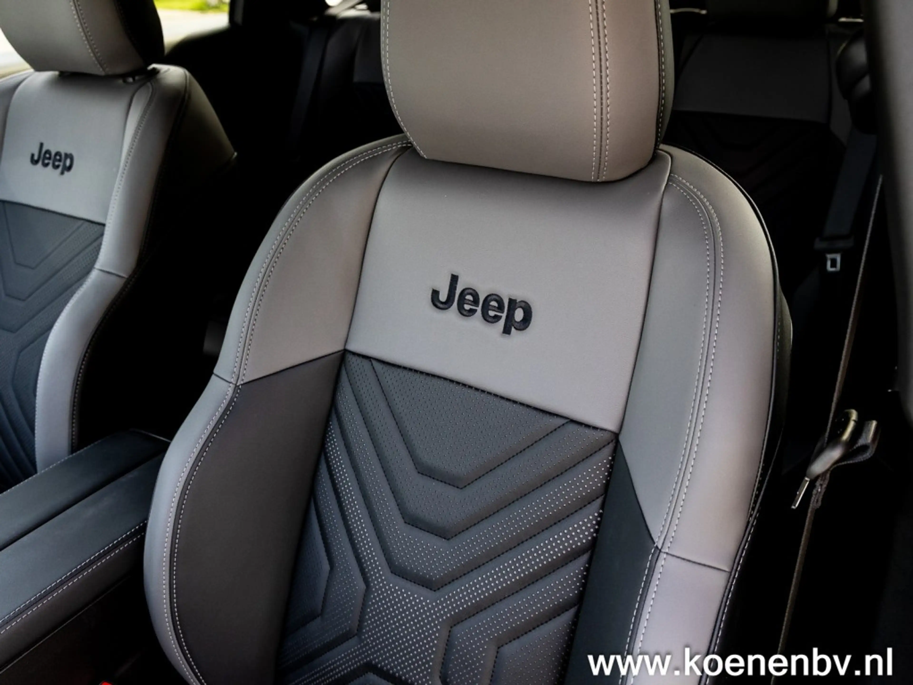 Jeep Compass 1.6 E-H PHEV First Edition PANO / CONVENIENCE PACK — photo 23