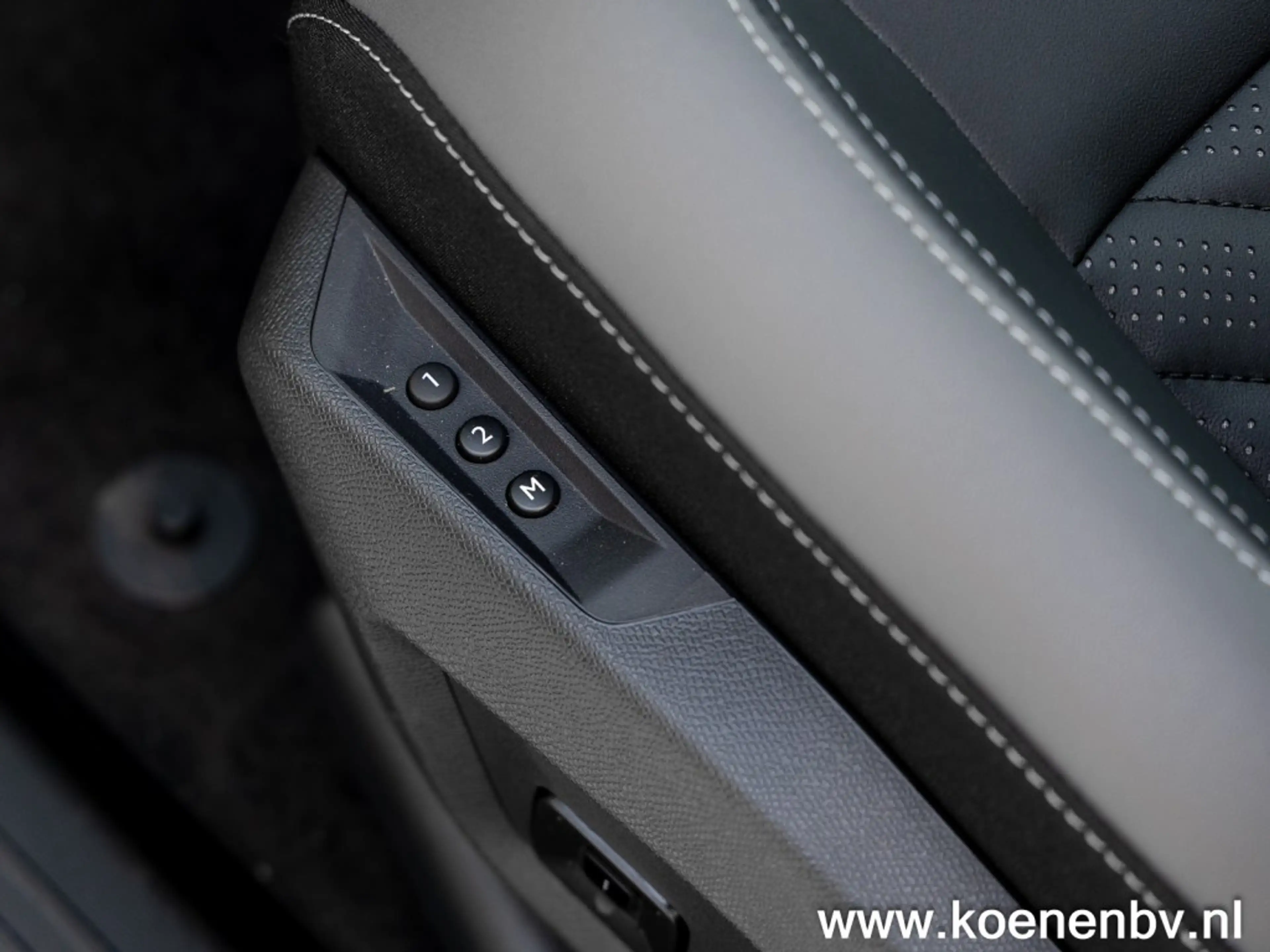 Jeep Compass 1.6 E-H PHEV First Edition PANO / CONVENIENCE PACK — photo 21