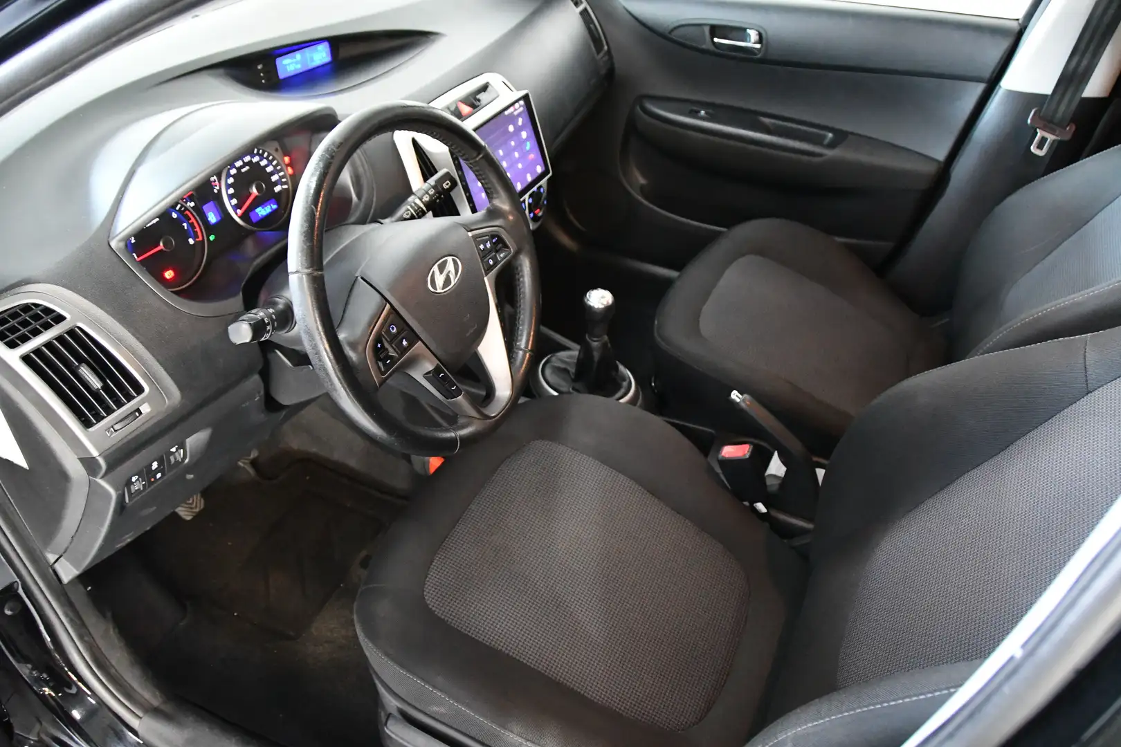 Hyundai i20 1.2i Go! Airco, Applecarplay Zwart - 2