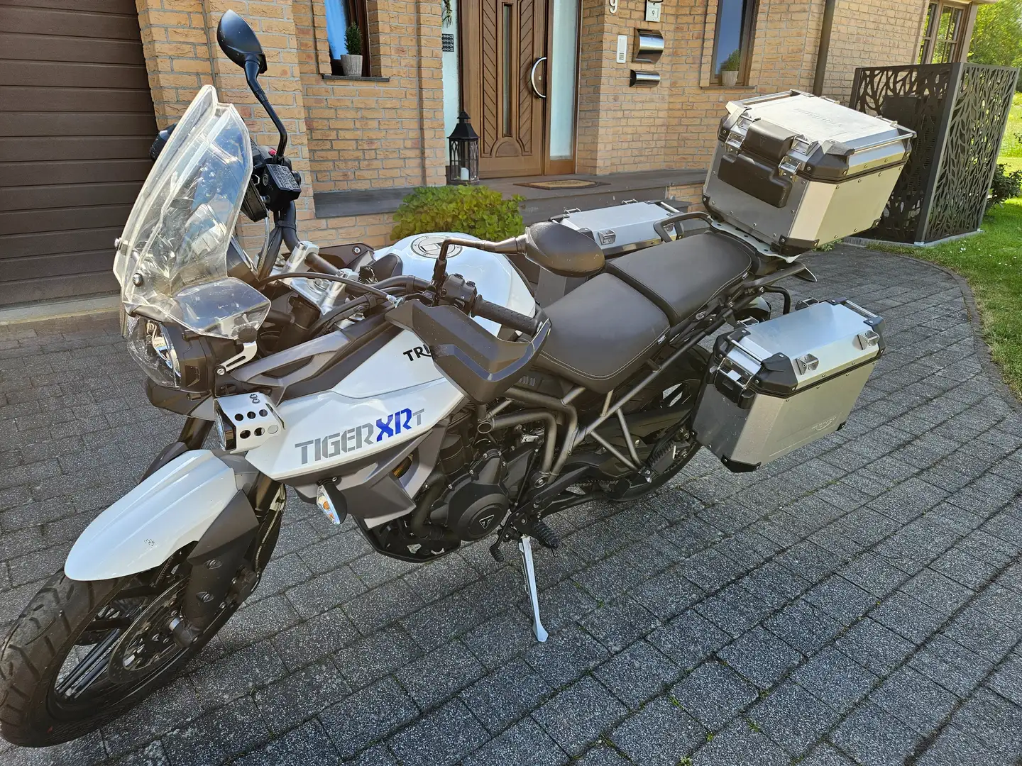 Triumph Tiger 800 XRT (ABS, Tempomat, Griff-/Sitzheizung, Kofferset) Wit - 2