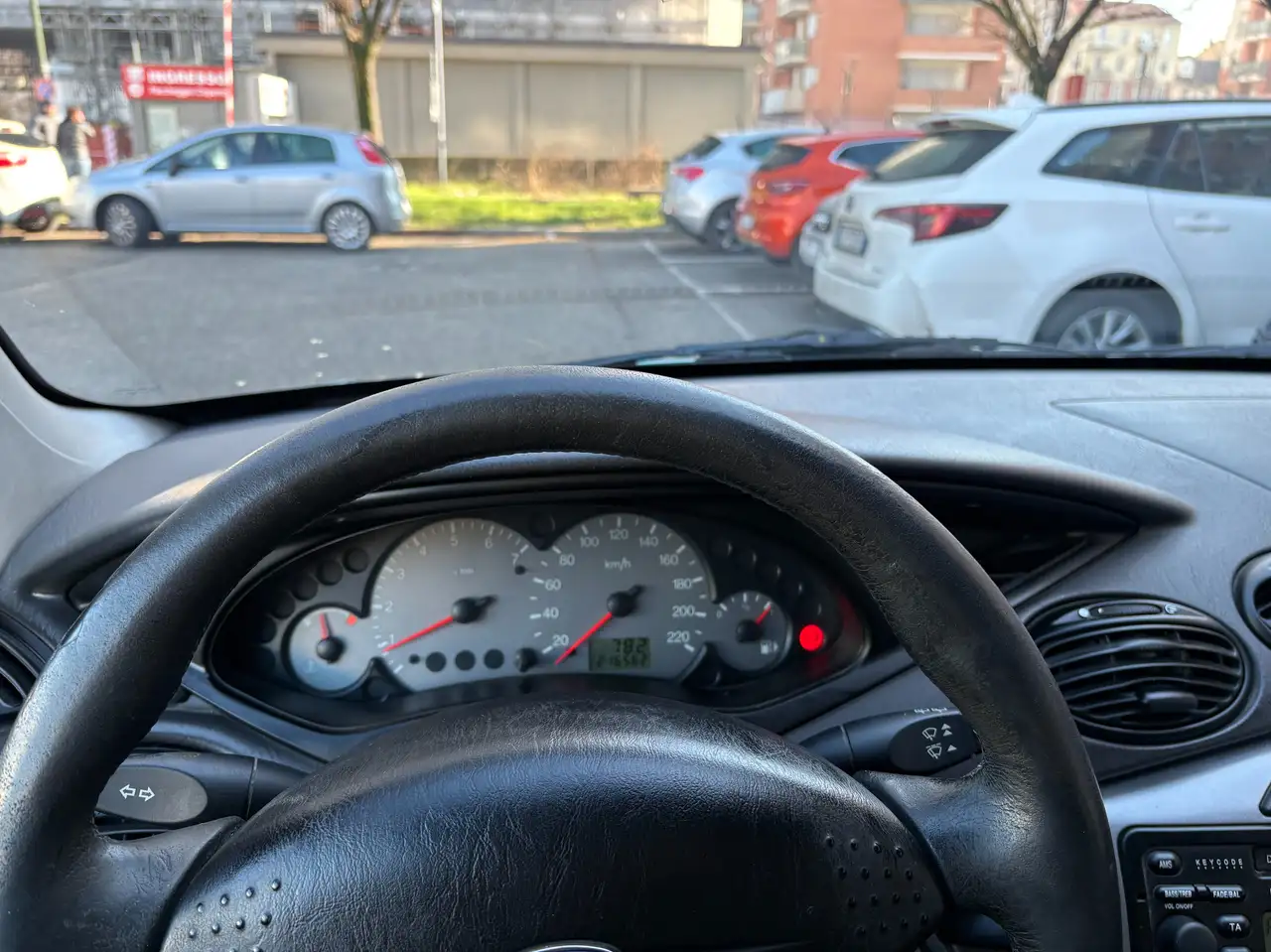 Ford Focus 5p 1.6i 16v Ghia c/CL, foto 10