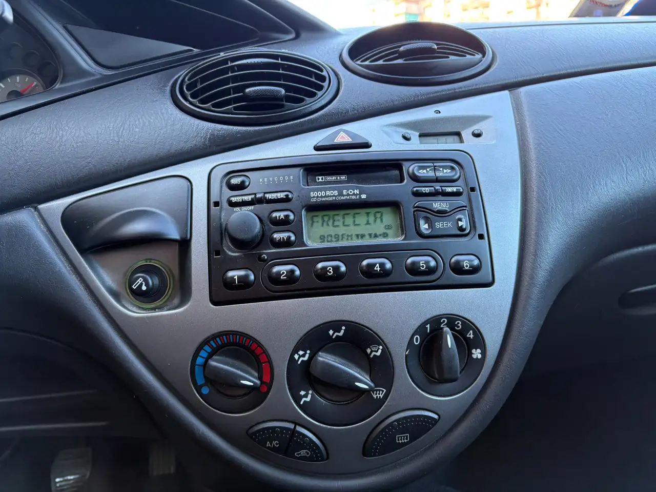 Ford Focus 5p 1.6i 16v Ghia c/CL, foto 9