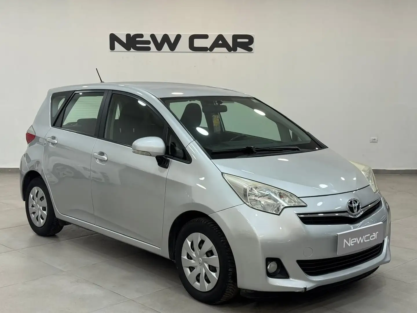 Toyota Verso-S Verso-S 1.3 CVT Style Plateado - 1