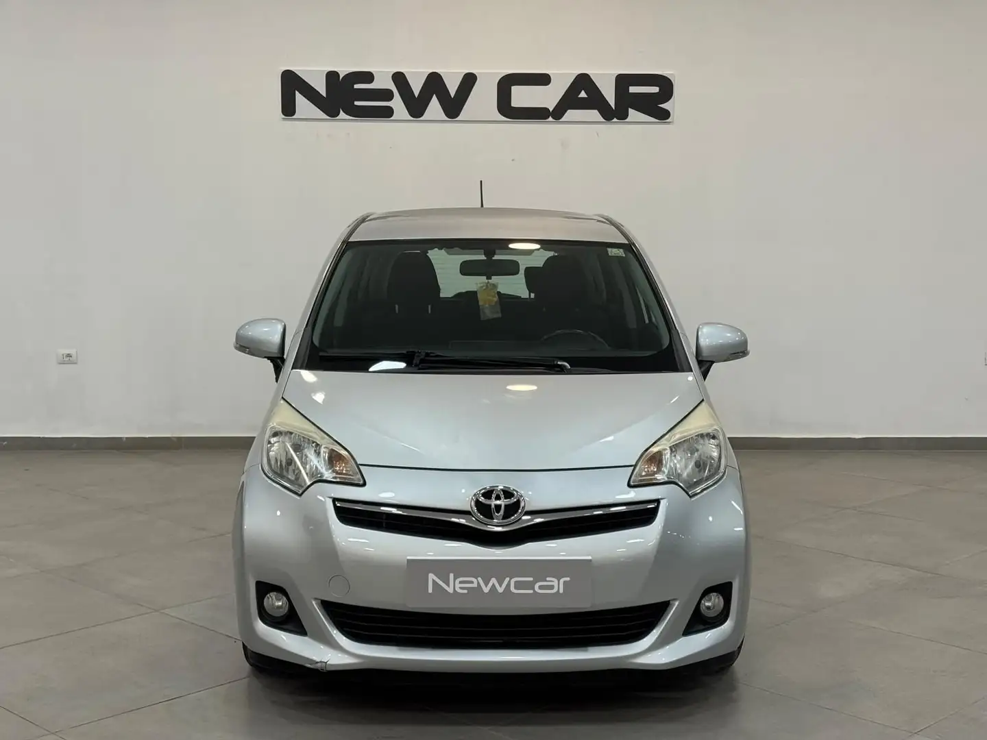 Toyota Verso-S Verso-S 1.3 CVT Style Plateado - 2