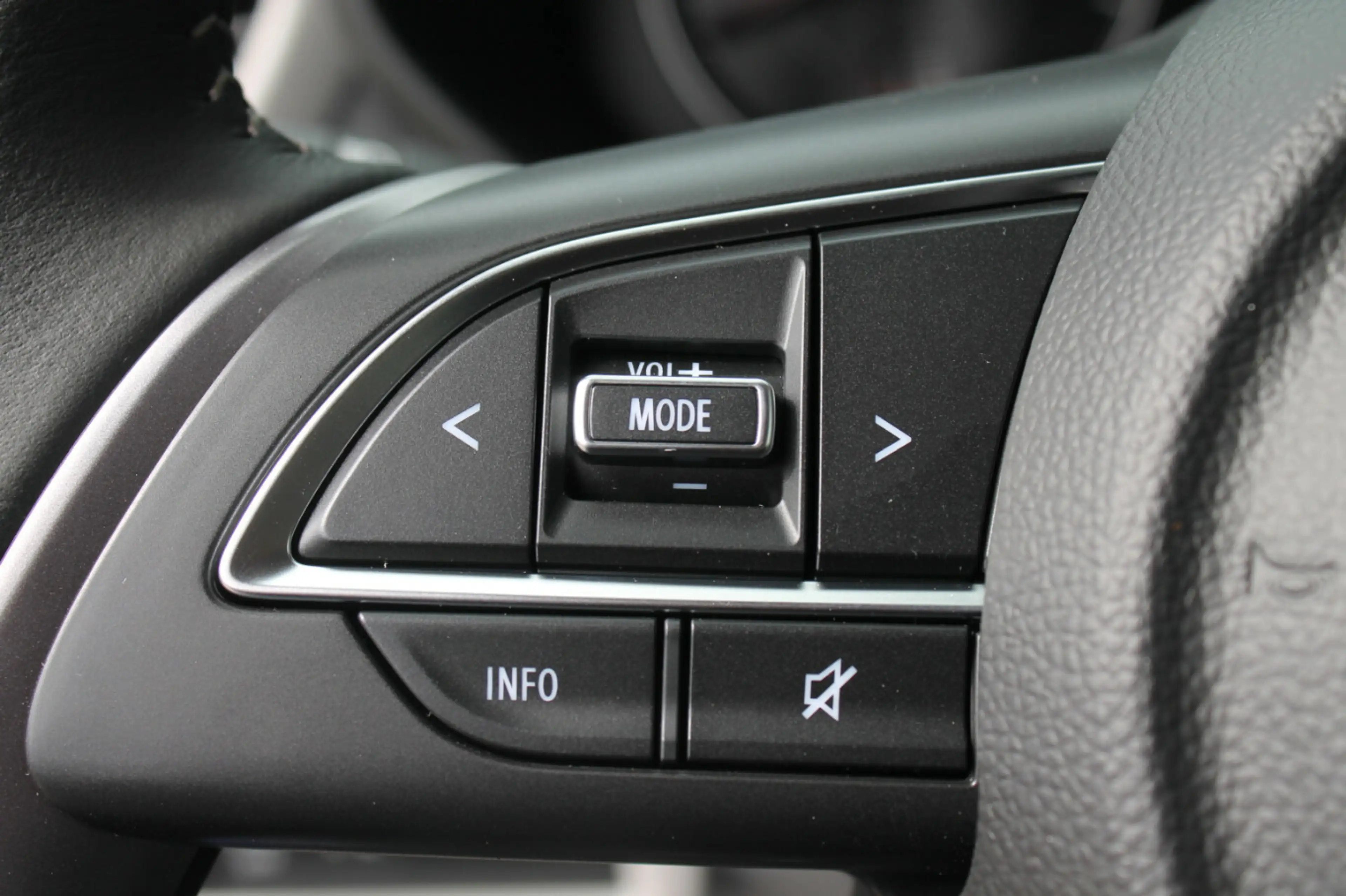 Suzuki Swift 1.2 Comfort Hybrid — photo 6