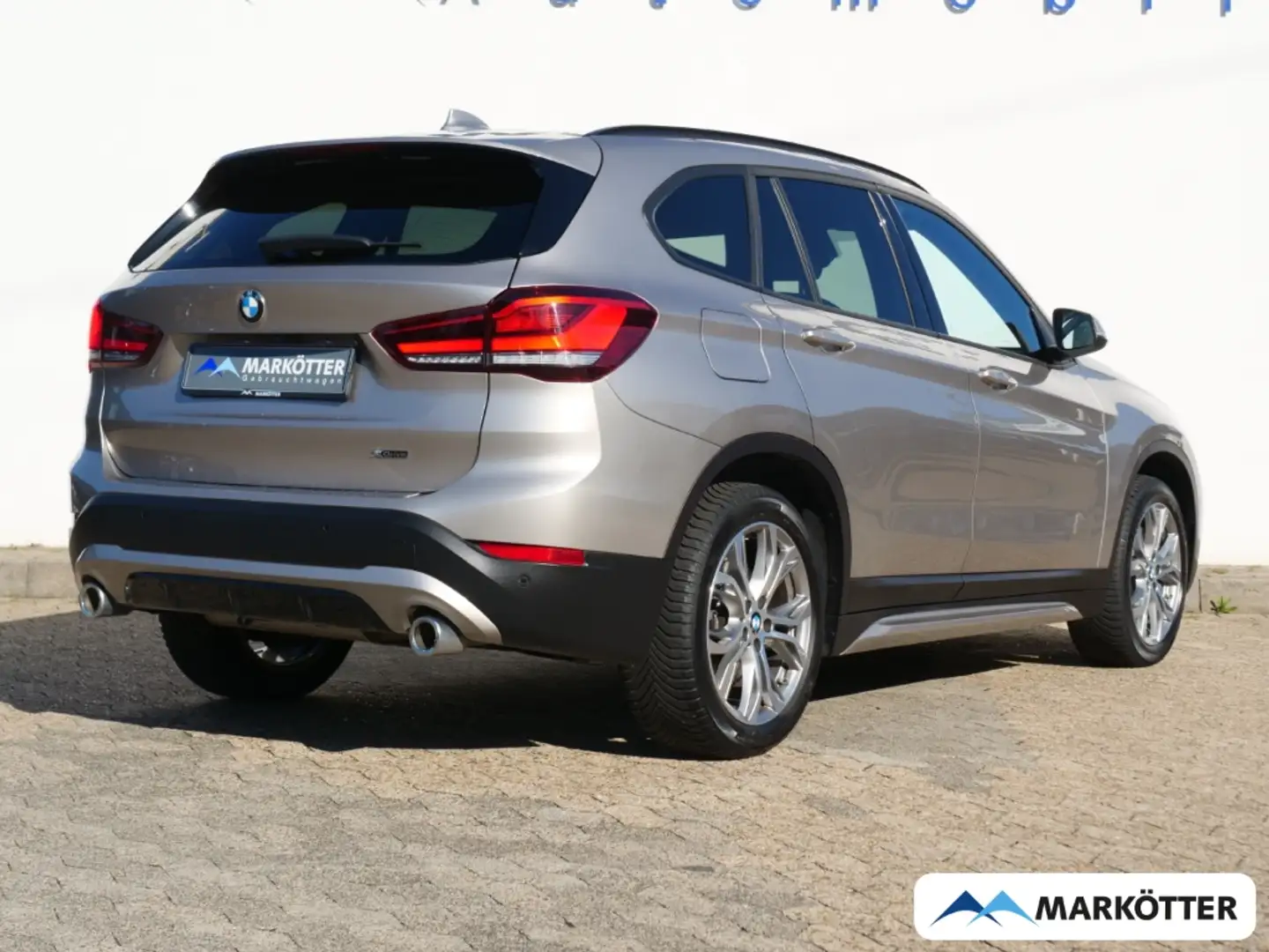 BMW X1 20d xdrive Sport Line Navi Plus/Kamera/AHK Silber - 2