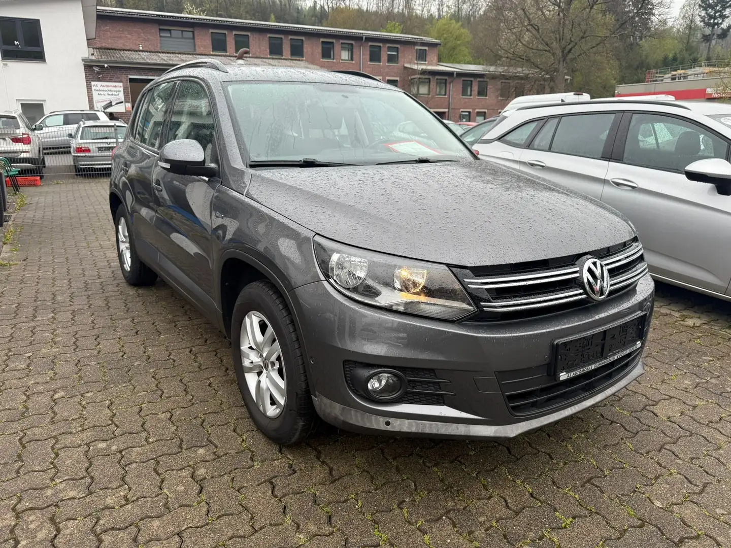 Volkswagen Tiguan 1.4 16V Life+2.HAND+KLIMATRONIK+6 GANG+PDC+EURO 5 Gris - 2