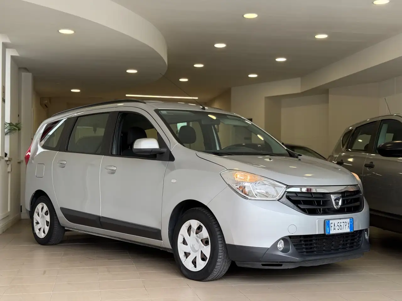 Dacia Lodgy 1.5 dCi 8V 90CV Start&Stop 5 posti Ambiance — photo 1 of 15