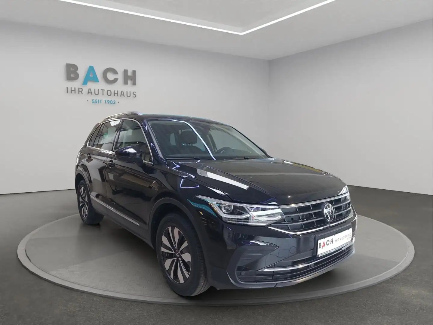 Volkswagen Tiguan 1,5 TSI MOVE DSG MatrixLED Navi Чорний - 2