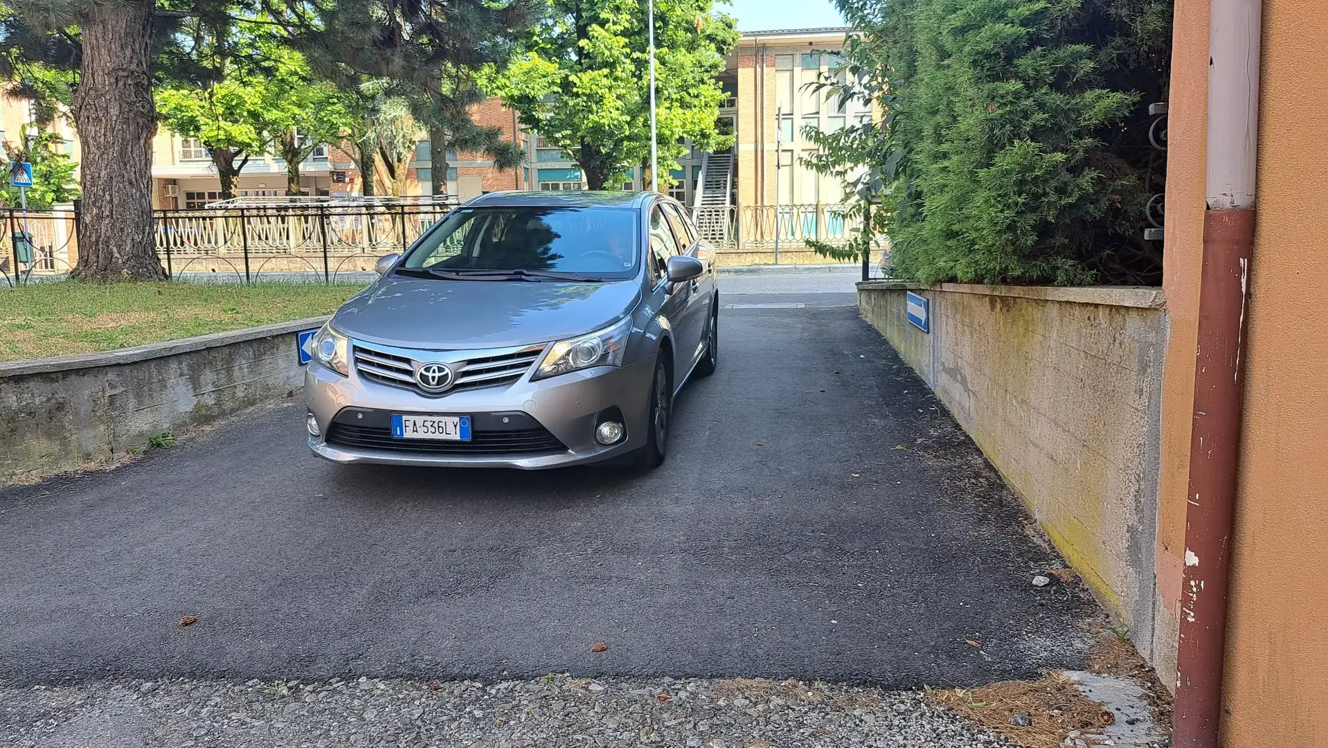 Toyota Avensis Touring Sports 2.0 D-4D Business Edition - 2