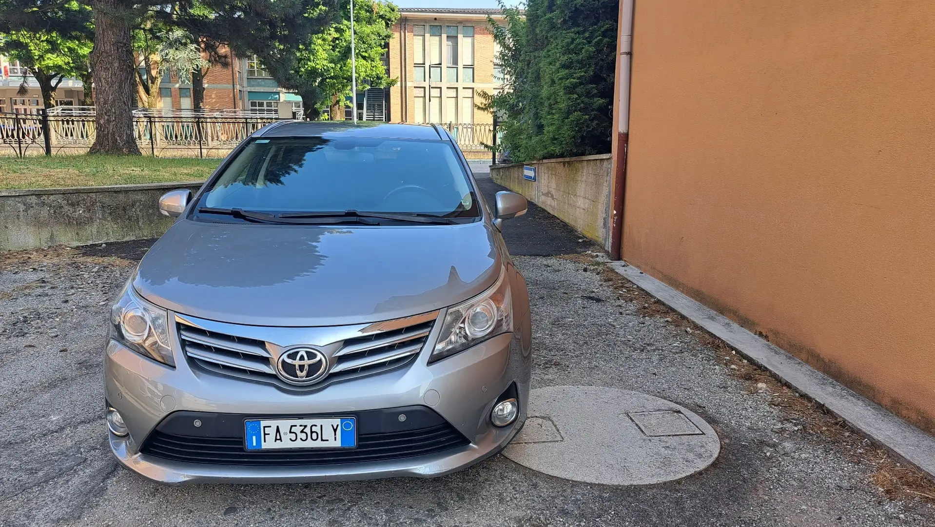 Toyota Avensis Touring Sports 2.0 D-4D Business Edition - 1