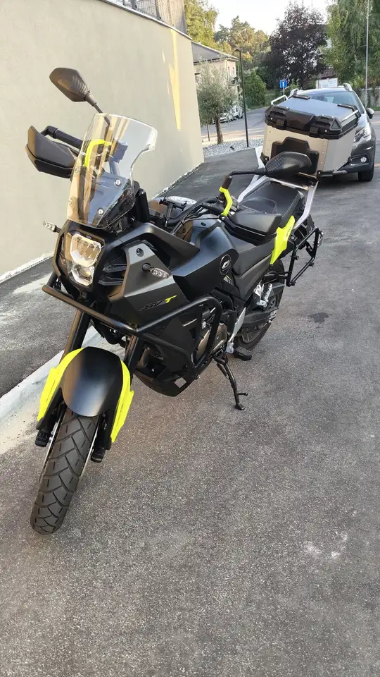 QJ Motor SVT 650 X