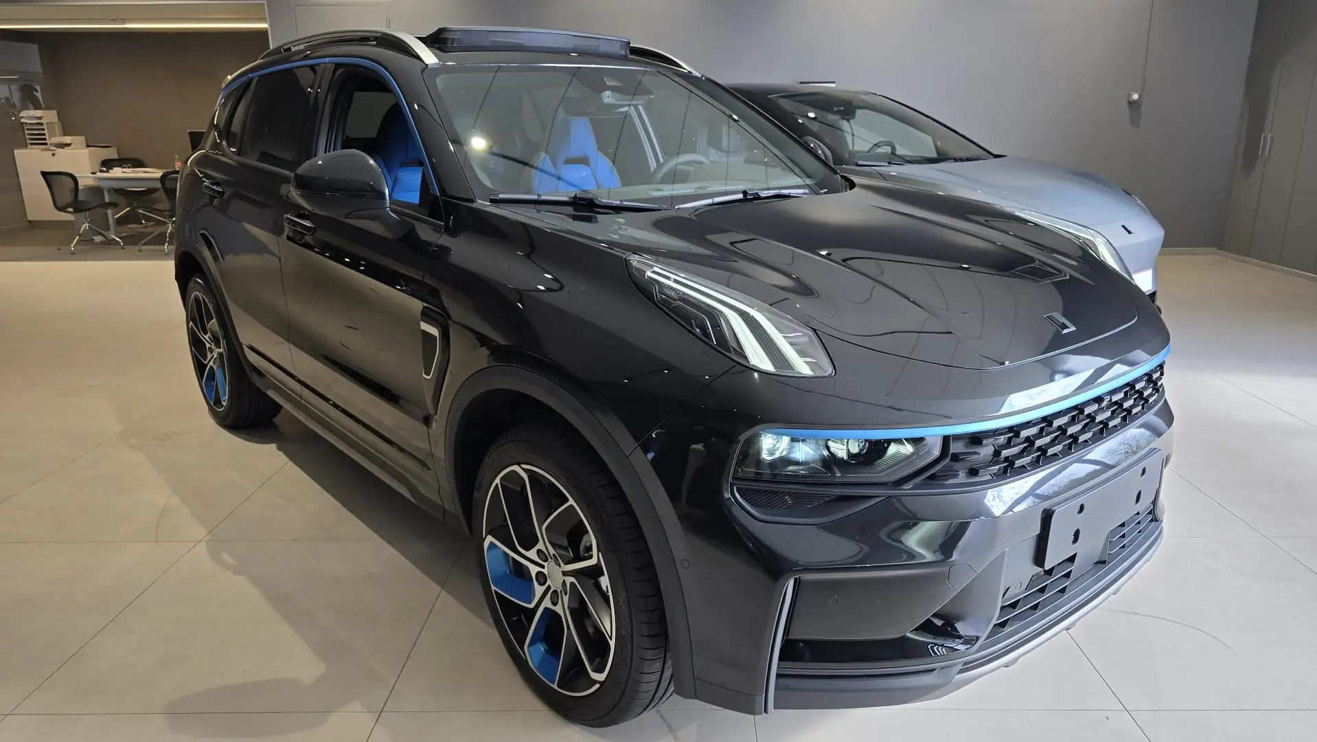 Lynk & Co 01 01 PHEV 1.5 Turbo Schwarz - 1