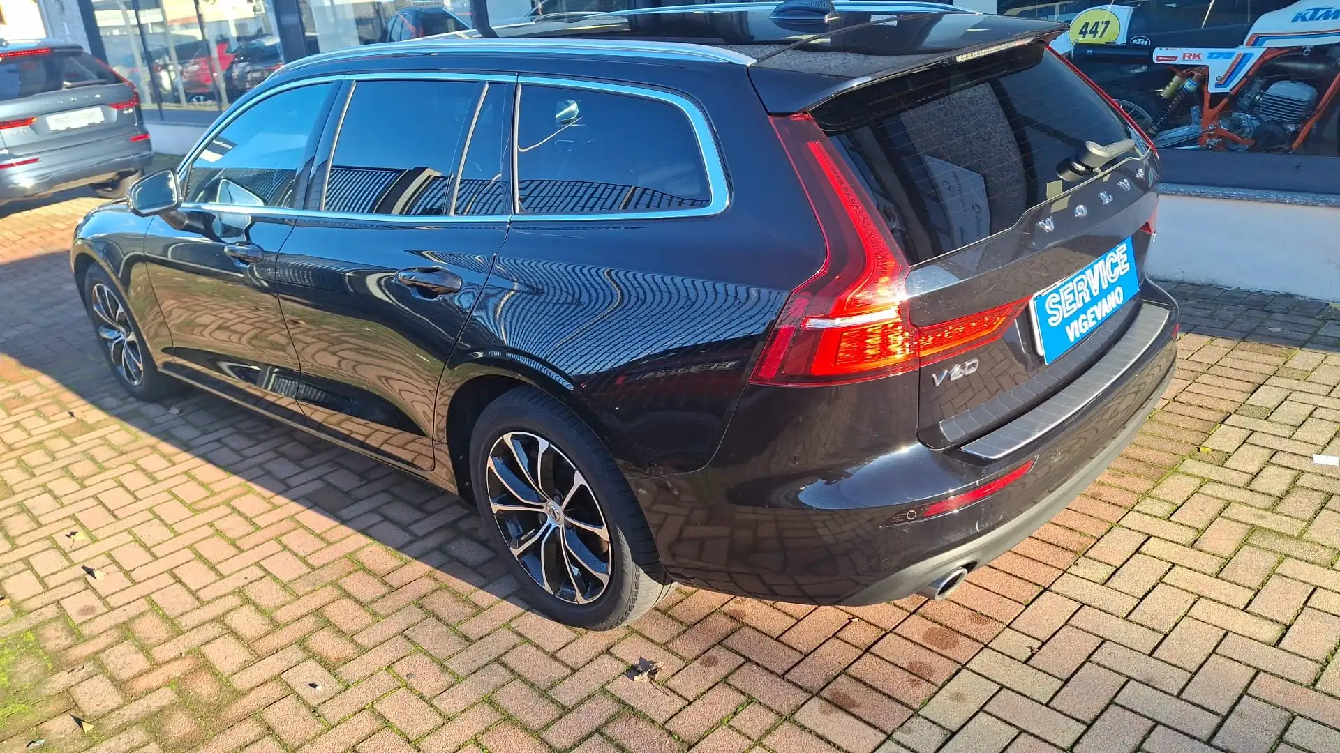 Volvo V60 V60 2.0 b4 Momentum Business Pro auto Nero - 2