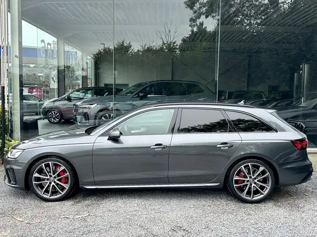 Audi S4 view 4