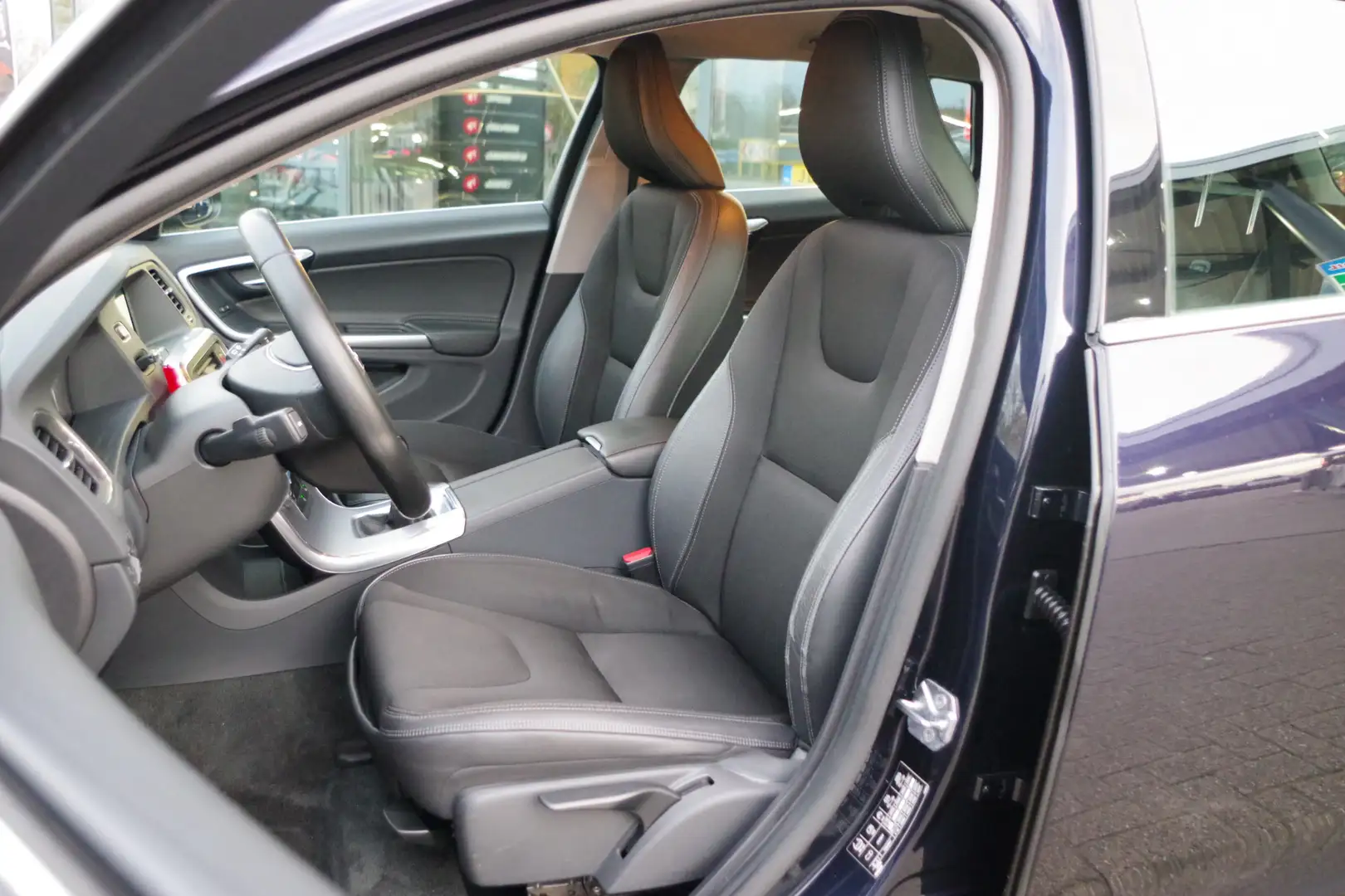 Volvo V60 2.0 D2 Momentum, Trekhaak, Stoelverwarming, Naviga Albastru - 2