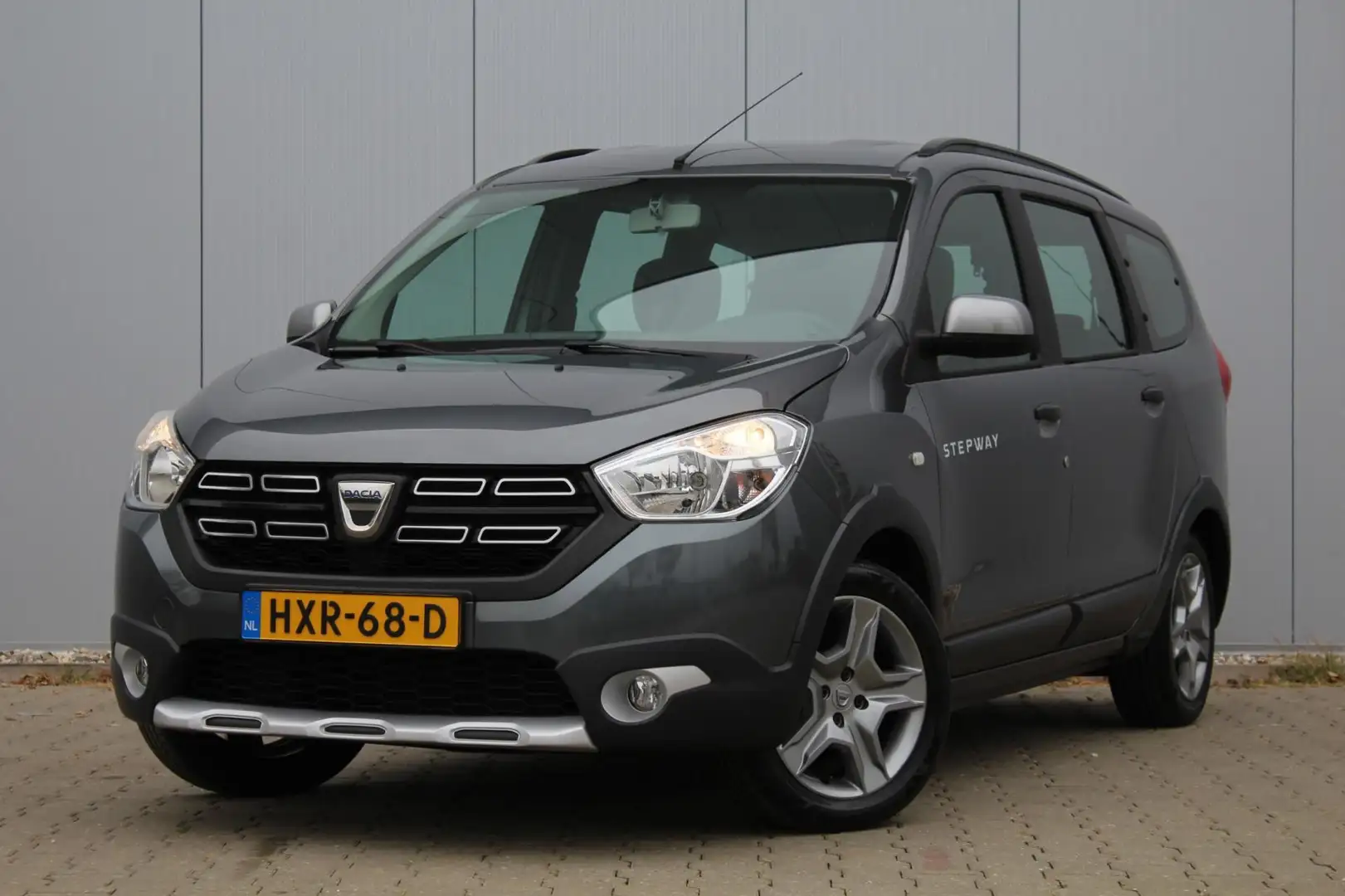Dacia Lodgy 1.2 TCe Lauréate Stepway 7persoons | Navigatie | S Grau - 1