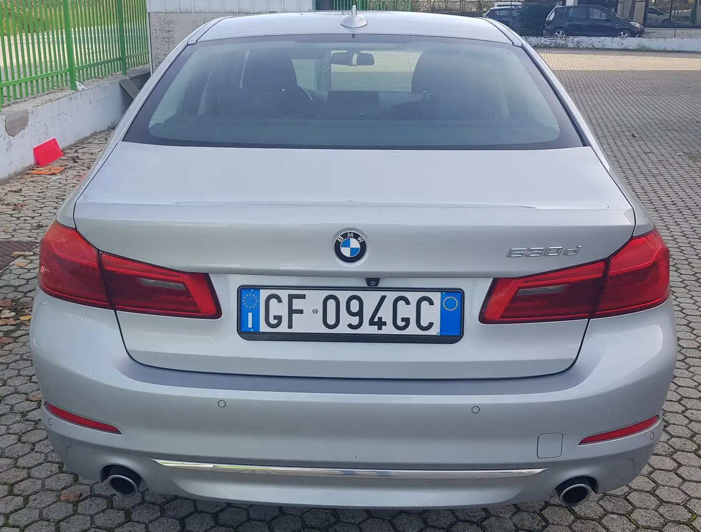 BMW 530 530d Luxury 265cv., 4 ruote sterzanti, tetto. Plateado - 2