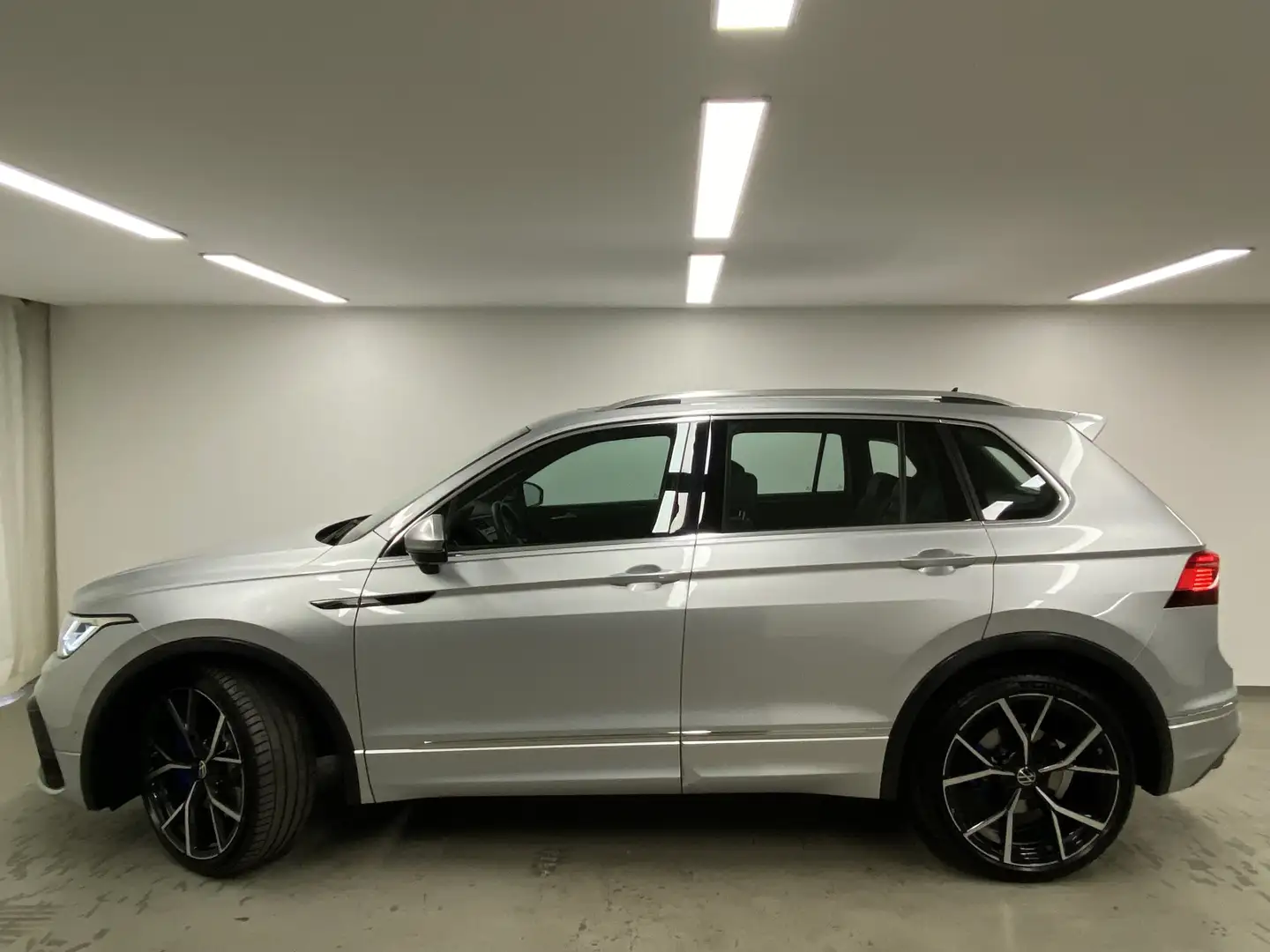 Volkswagen Tiguan 2.0 TSI 4Motion R line OPF DSG R DAB LED RFK Grau - 2