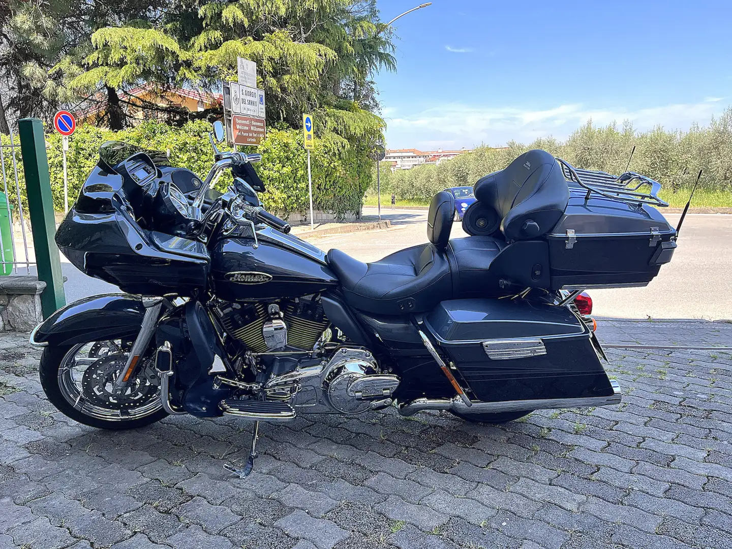 Harley-Davidson Road Glide Ultra CVO Nero - 2